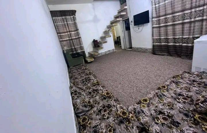 السلام عليكم بيت للبيع المساحه ١٠٠ متر البراكيه شارع المطار القديم قرب مدرسة الجنائن البيت يحتوي على غرفه صاله مطبخ صحيات بناء بلوك سقف اعكاده السعر ١٨ مليون معه   المجال الاستفسار على الرقم ***********
