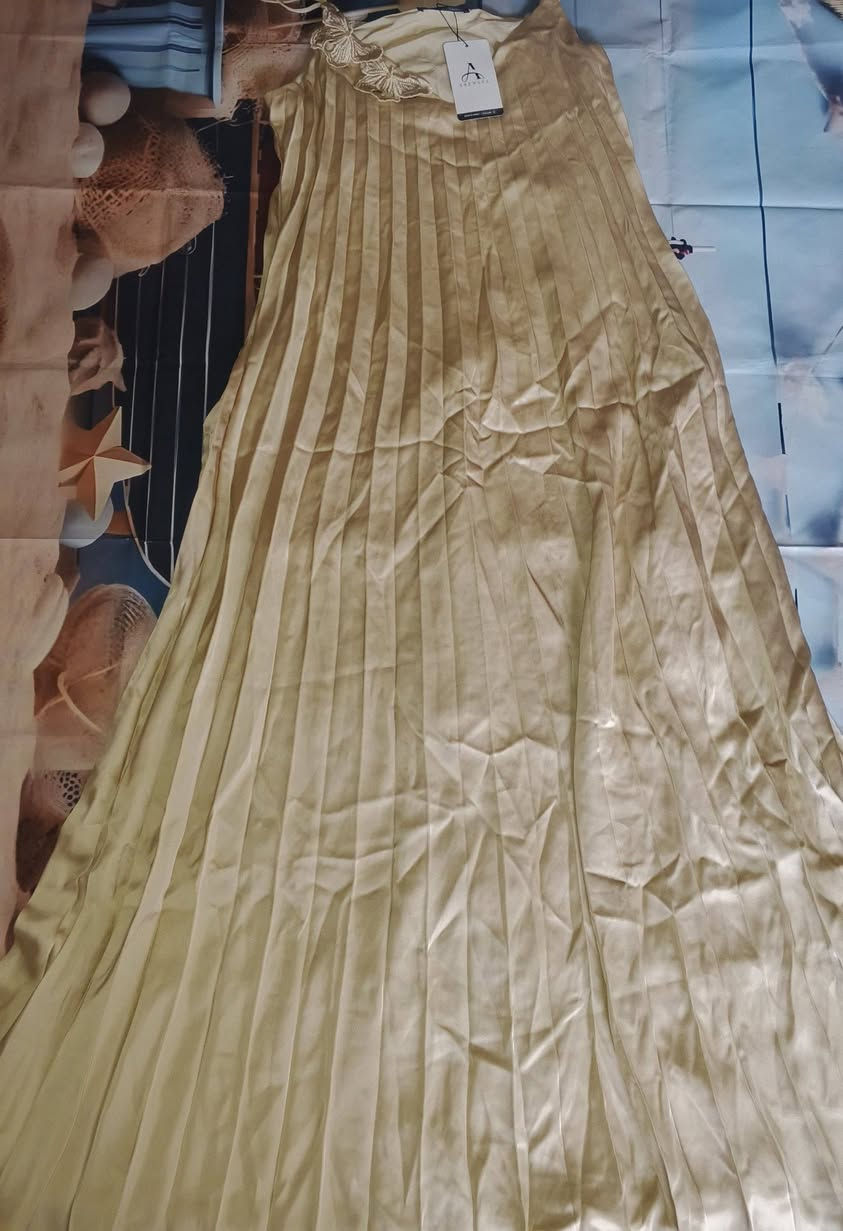 فستان حرير من ماركة (ANEWSTA)
قياس M/L 
40/42


**إذا كنت صاحب هذا الإعلان وتريد حذفه لأي سبب، رجاءا أرسل رسالة إلى الدعم الفني**