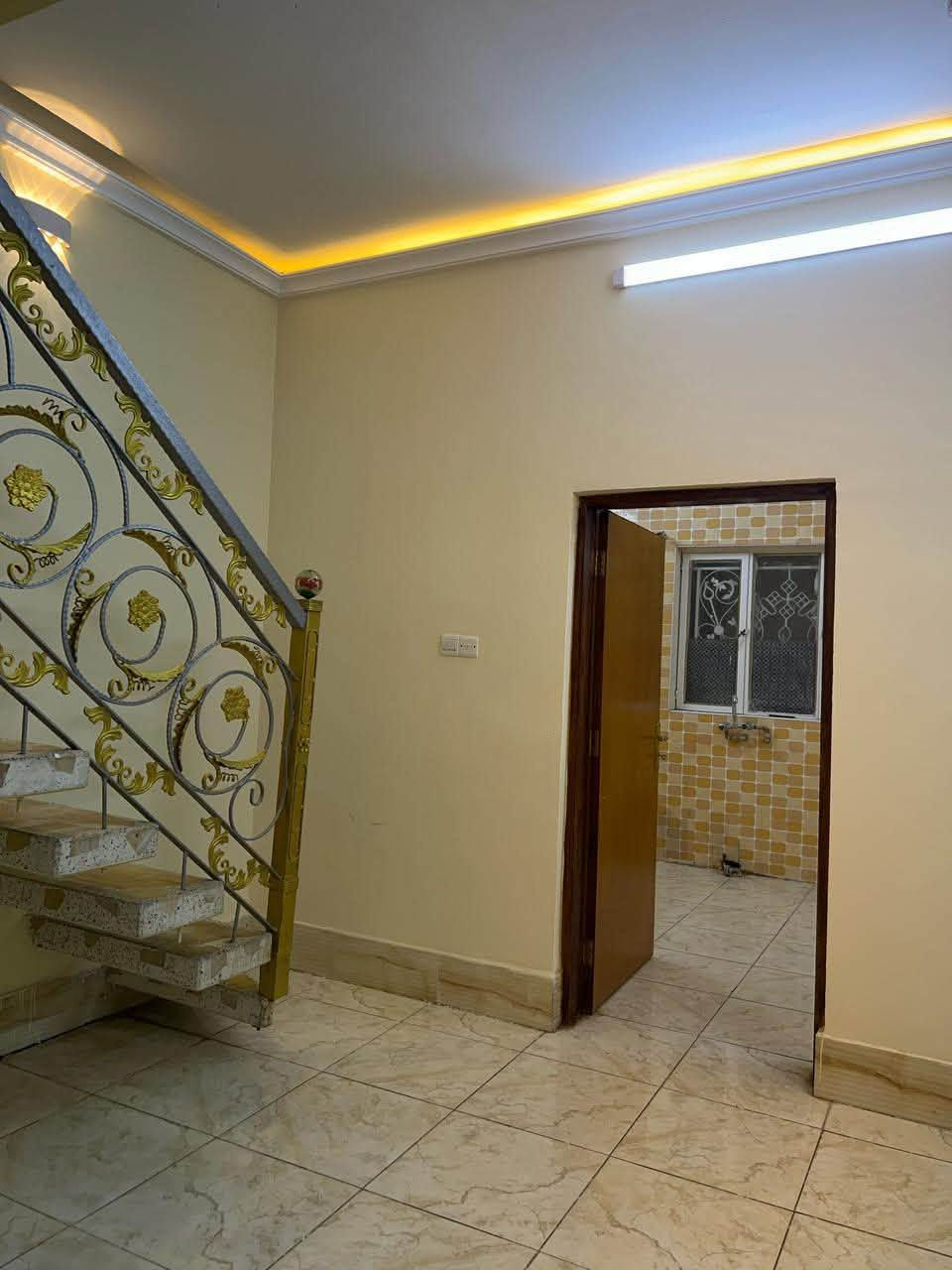 بيت للايجار حي الجامعه بالبداية خلف حسينية الامام الكاظم (ع) والملعب الجديد جدا نظيف مساحة 100م2 طابقين 

الطابق الارضي يتكون من استقبال مطبخ غرفة نوم حجم كبير حمام تواليت منور 
الطابق الثاني يتكون من هول ومخرن و  غرفة نوم حجم كبير وتحتوي على حمام تواليت نظام السويت 
 السعر 400  ألف قفل للاستفسار الاتصال ***********
