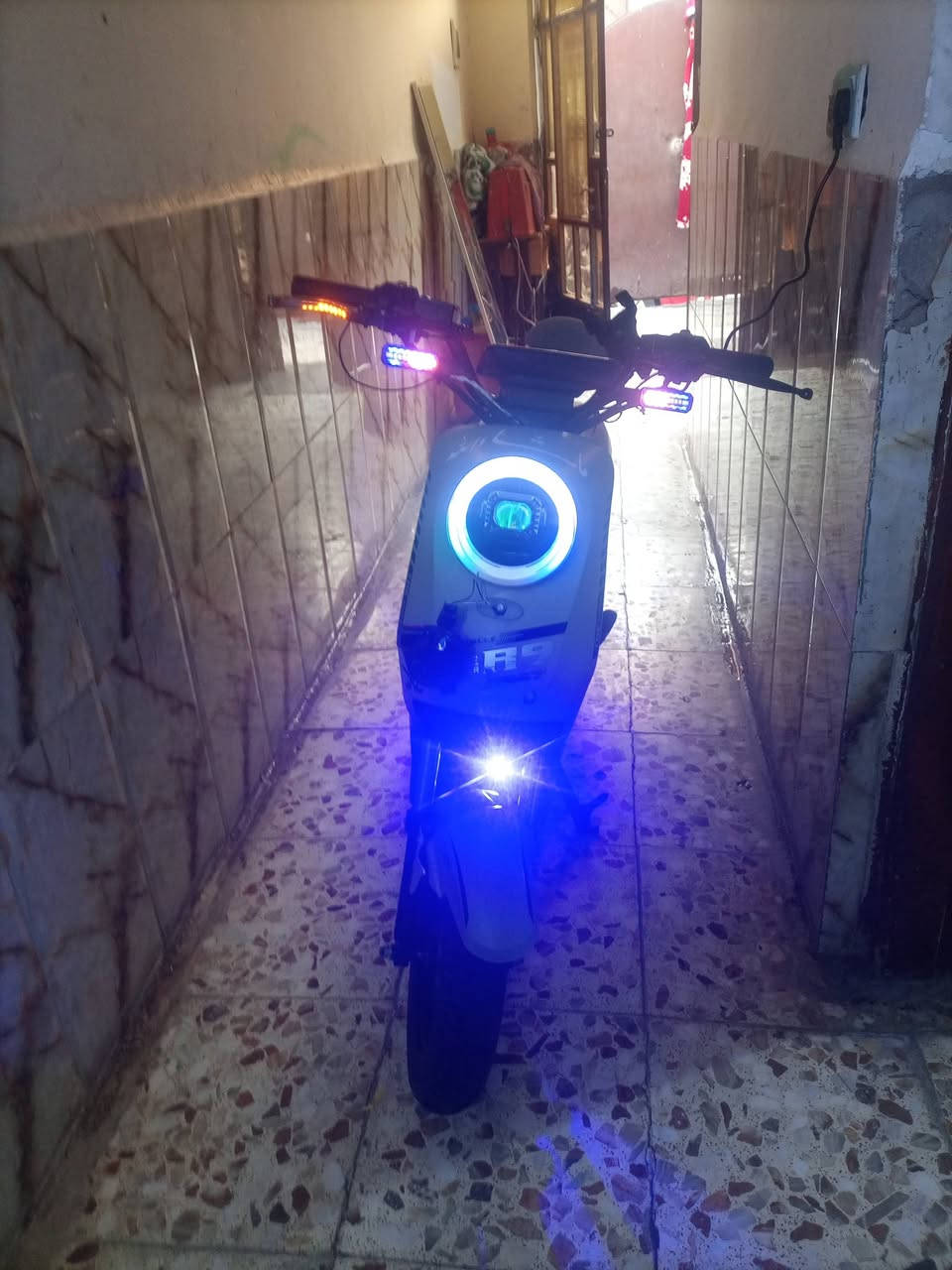 دراجة شحن

نوع r9

نضيفة بس ناقصها جاملغ امامي

بيها نضام بگR

2024

4سرع

سرعتها الحقيقي 55

بصمتين وسويجين

كهربائيات كلها شغالة

بطارياتها 16امبير تعبانات بس يمشن اقل شي ٦ أشهر

 المكان البياع حي التراث 

السعر 300 بيه مجال 

ارقم ***********
