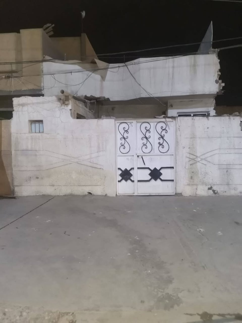 مشتمل للايجار
المساحة 100 متر
شارع الامير مقابل مطعم دبي 
للاستفسار ***********
