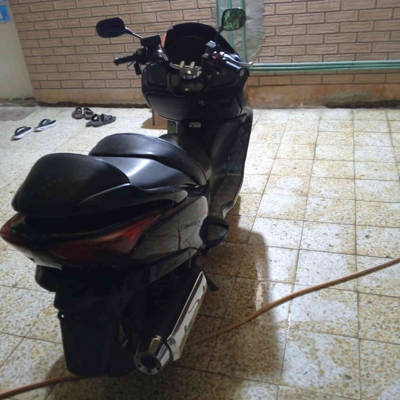 السلام عليكم..
دراجة فورزة  0.9 
الدراجة مكفولة مكينة بلاد ، شلعة ، معدل ، كهربائيات كلها شغالة ، أوراق كاملة كمركها مدفوع ..
لايت زنون ، ستان حساس ، نيكل ، تدفئة ، مسجل ، لايت جنطة ، تخم تاير جديد .
دراجة كامل الرقم ***********
خابر بيك خير ودلل
