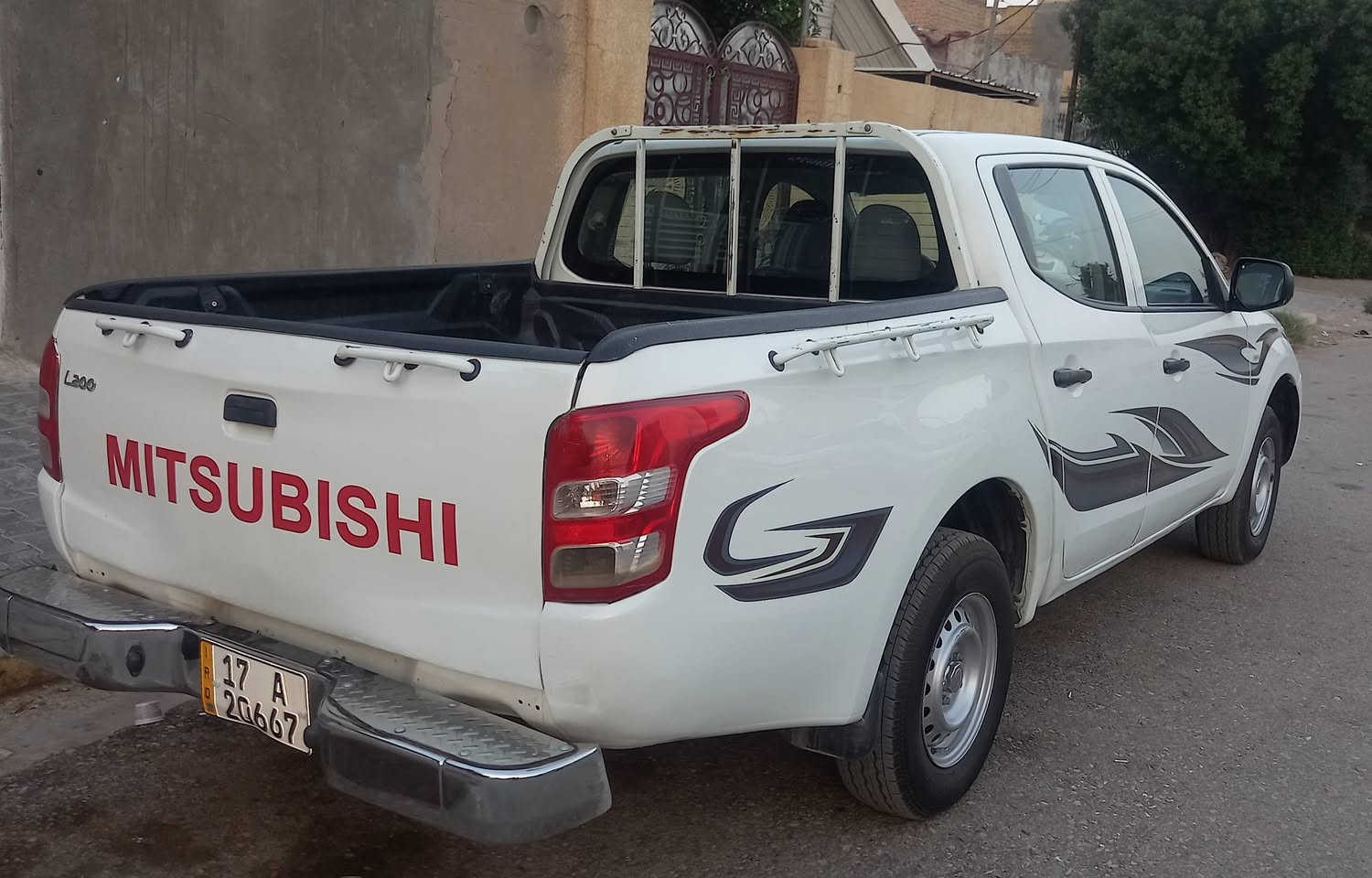 سلام عليكم بيكم ميتسوبيشي موديل ٢٠١٧بانزين كفالة عامه سياره رقم جديد هزه جديده باسمي مكان واسط ***********
