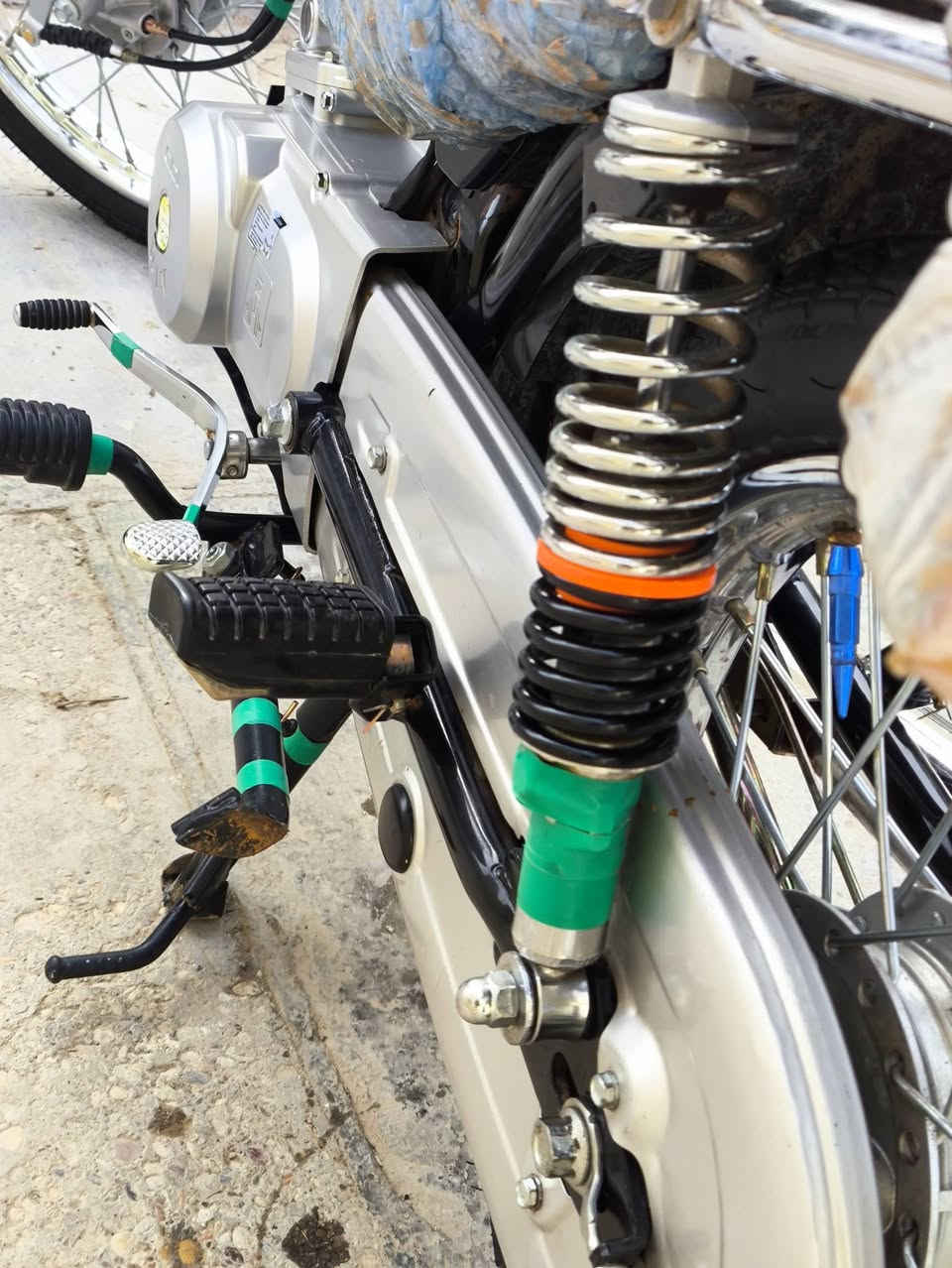 دراجه 4 كير مديل 26 سكنر
شخط بتاير ماكو بعده جيس بمعنى الكلمه ع وضع الشركه واسط النعمانيه 
سعر 800 وبيها مجال قليل 
*********** بوري رفيع
