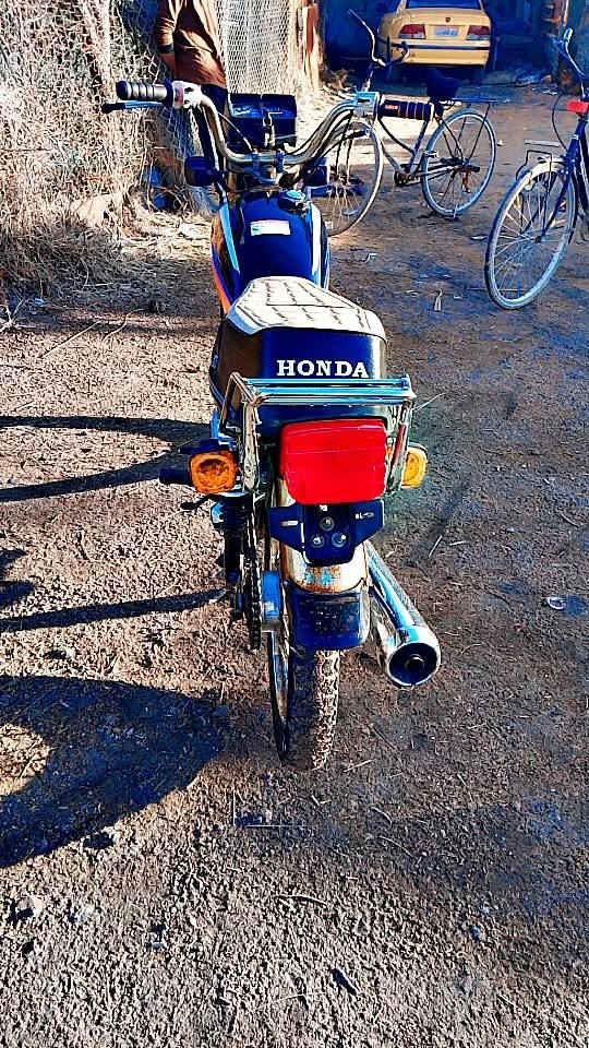 سلام عليكم شباب 
دراجة يراني البيع دراجة ادوات 🛠 ادوات 
محرك برفاز مجفته ودراجة تعميره كله جديد 
وكلشي شغال بيها ضفير جديده اشاير 
السعر 430وبيها مجال بصيط


**إذا كنت صاحب هذا الإعلان وتريد حذفه لأي سبب، رجاءا أرسل رسالة إلى الدعم الفني**