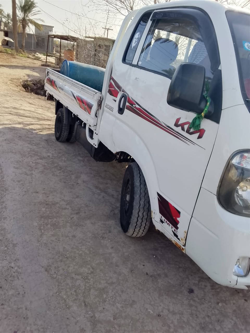 السلام عليكم ورحمه الله وبركاته كيه حمل موديل 2013رقم واسط السياره مكفول محرك كير  شاصي حداديه صدر مكفول كفالة عامه التصال على الرقم ***********
