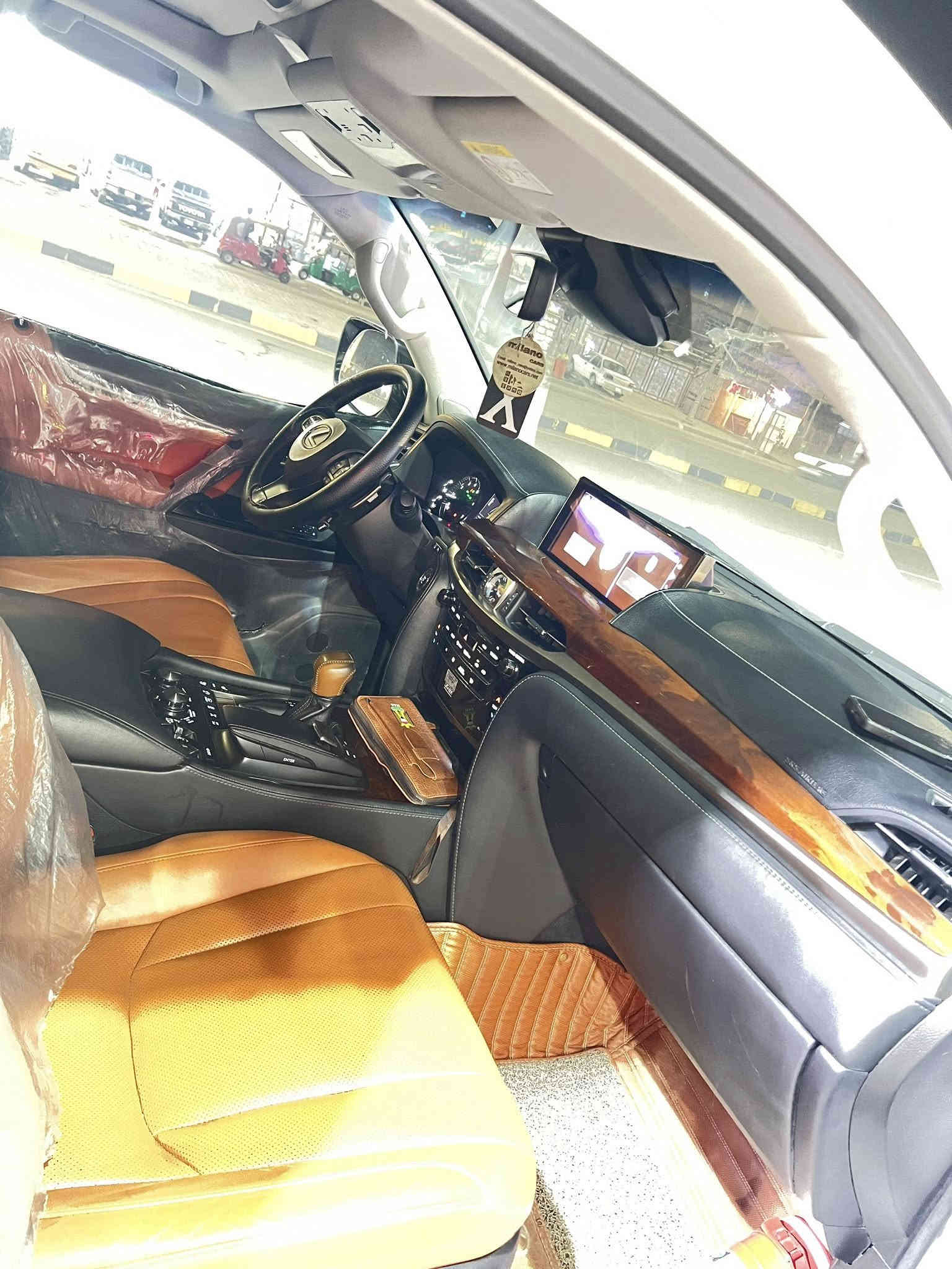 سلام عليكم لكزز للبيع مو ديل 2016 مكفوله كفاله عامه من كلشي مايشه 100 سياره كلش جديده فول مو اصفات للخير يعني مزوعه مو اصفات مكان بغداد رقم سليمانيه بسمي تحويل 
***********
