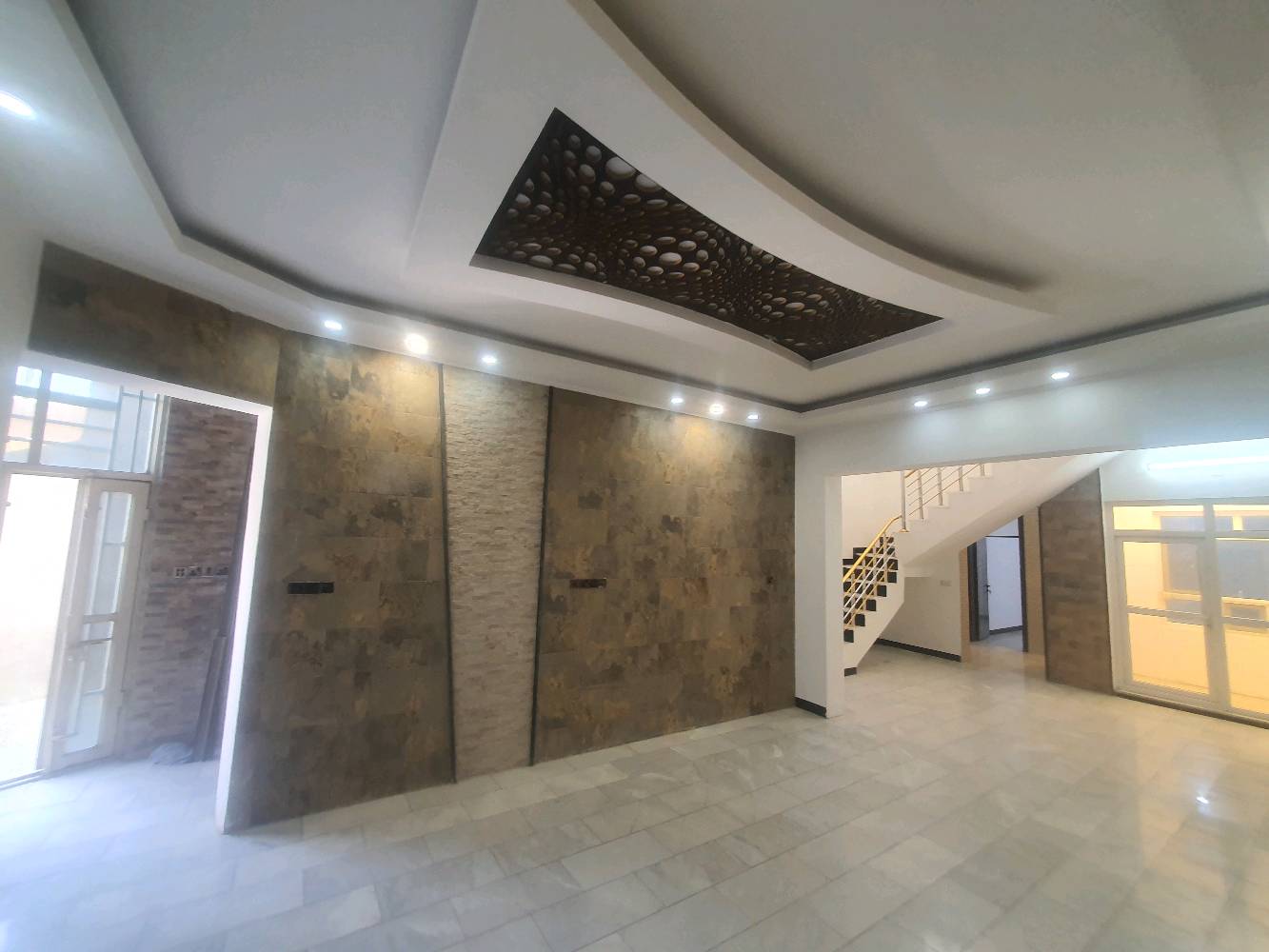 بيت للاجار في حي التحدي 
يؤجر لاغراض تجاريه فقط وليس للسكن
المساحة ٢٠٠ متر مربع البيت جديد يحتوي على أربع غرف نوم  و أربع صحيات وصالة و وهول و مطبخ كبير 
الموقع بداية حي التحدي من جهة فلكة السفراء
الاجار مليون ونص بالشهر تدفع سنويا 
هاتف : ***********