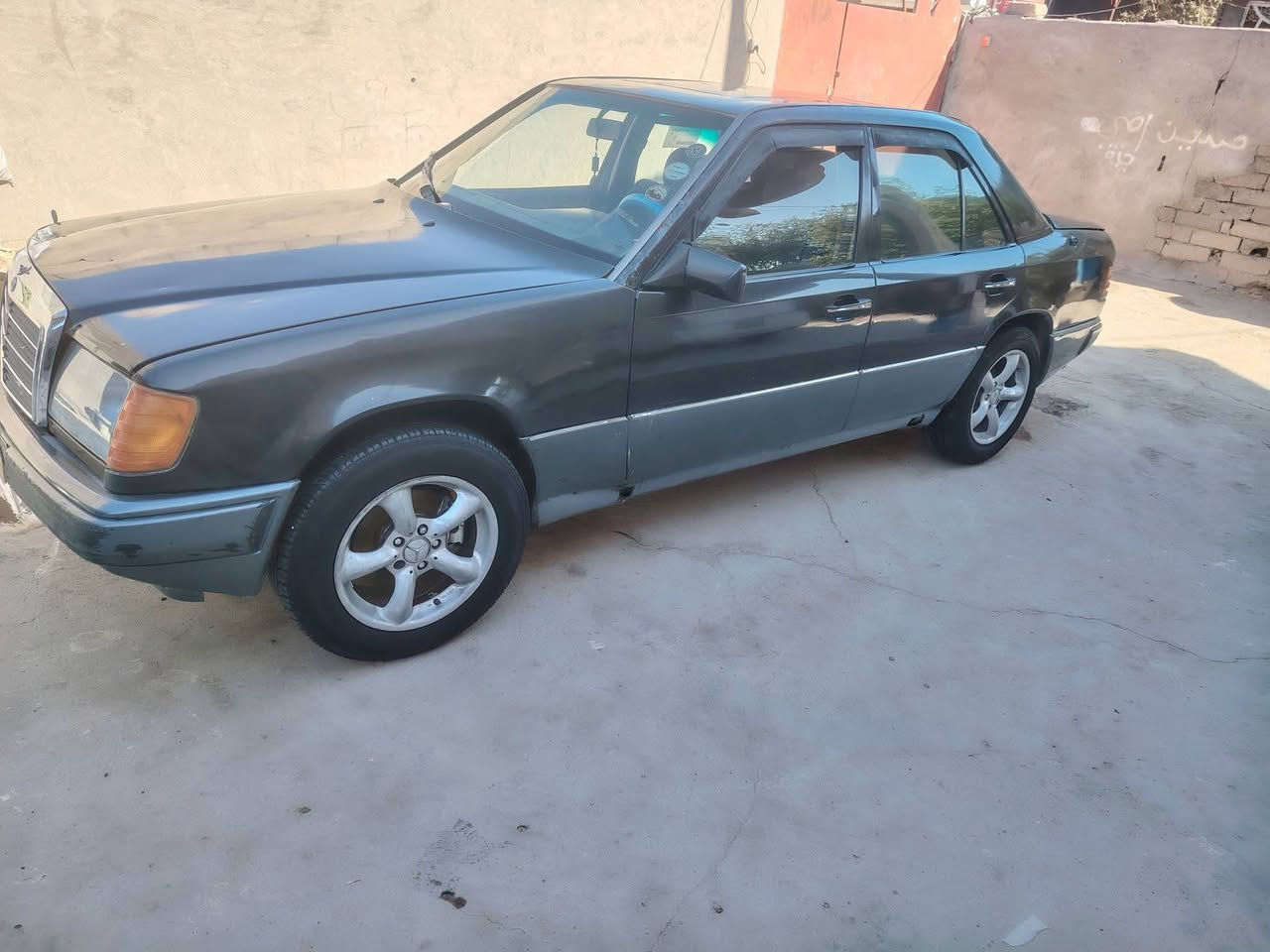 سلام عليكم سياره مارسدس E230مديل 1996رقم قادسيه سنويتها تنتهي 2027/8/2بعظ بيها سنه و5اشهر تقريباً مكينه وكير 2500 سياره حلوه تخم تاير جديد توني شاده حداده توني مسويها تبريدها شغال بس نقص غاز ويا فان تبريد كيجات كلها شغاله قواعد دبل سليمه بطاينها نضيفه  شوف العين كلشي بل صور مكاني ذي قار جبايش رقمي للتواصل ***********
***********
