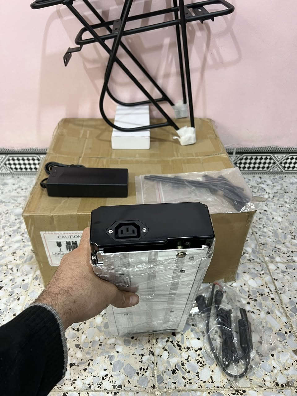 هذا المنتج عبارة عن مجموعة بطارية ليثيوم أيون للدراجات الكهربائية (E-bike) طراز T032، وتتضمن شاحناً وحاملاً خلفياً. 
النوع: بطارية ليثيوم أيون قابلة لإعادة الشحن.
الجهد الكهربي: 48 فولت.
السعة: تتراوح عادة بين 15 أمبير-ساعة إلى 18 أمبير-ساعة حسب الطراز الفرعي.
المكونات: تتضمن البطارية، الشاحن، الحامل الخلفي (Rack)، ودليل التشغيل.
نظام إدارة البطارية: تحتوي على نظام BMS بقدرة 30 أمبير لحماية البطارية.
متوفر قطعتين


**إذا كنت صاحب هذا الإعلان وتريد حذفه لأي سبب، رجاءا أرسل رسالة إلى الدعم الفني**