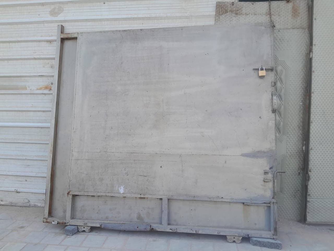 باب سلايت للبيع رتفاع مترتين وطول 3مترات و50
سعر 175
***********
