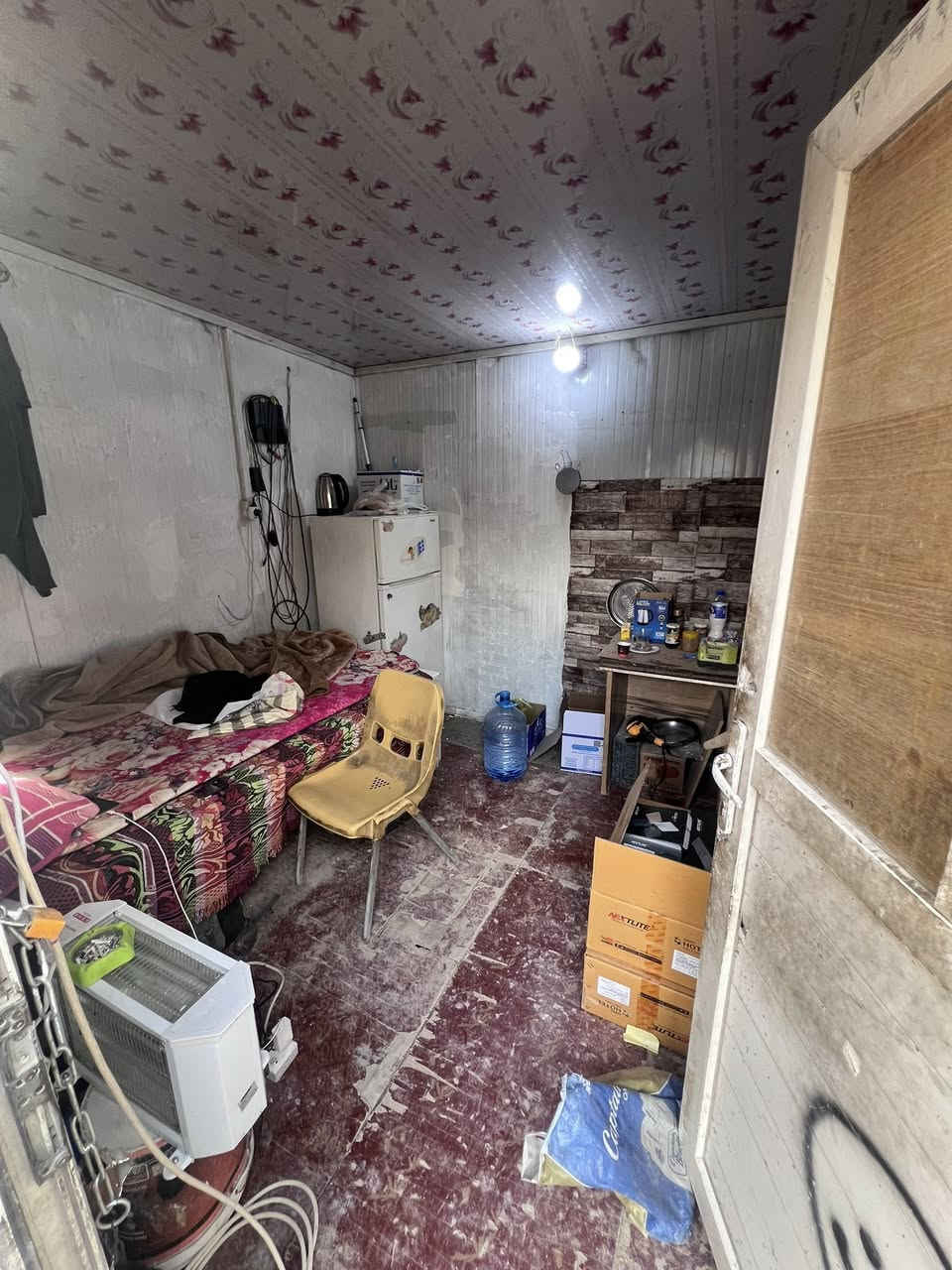 كرفان للبيع تقريبا ٣*٣ سندويج الموقع بغداد الكرادة  للاستفسار ***********
