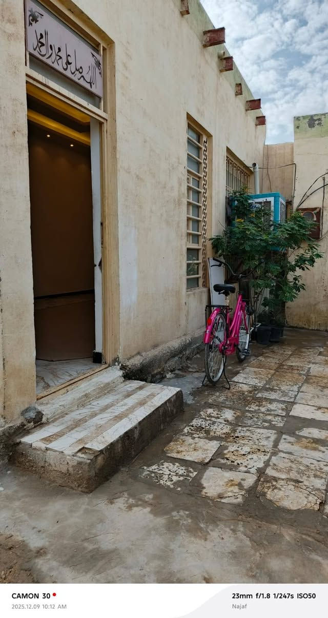 للبيع بيت في الرضوية المنطقة الرابع قرب مدرسة أم وهب ٢٥٠م غرفتين وصالة كبيرة ٤ونص ×٥ونص مطبخ إستقبال ٤×٦ حمام ٢ وكراج ومحل مسوي مخزن ٥٣ مليون وبي مجال بيع مستعجل الإتصال على رقم ***********
