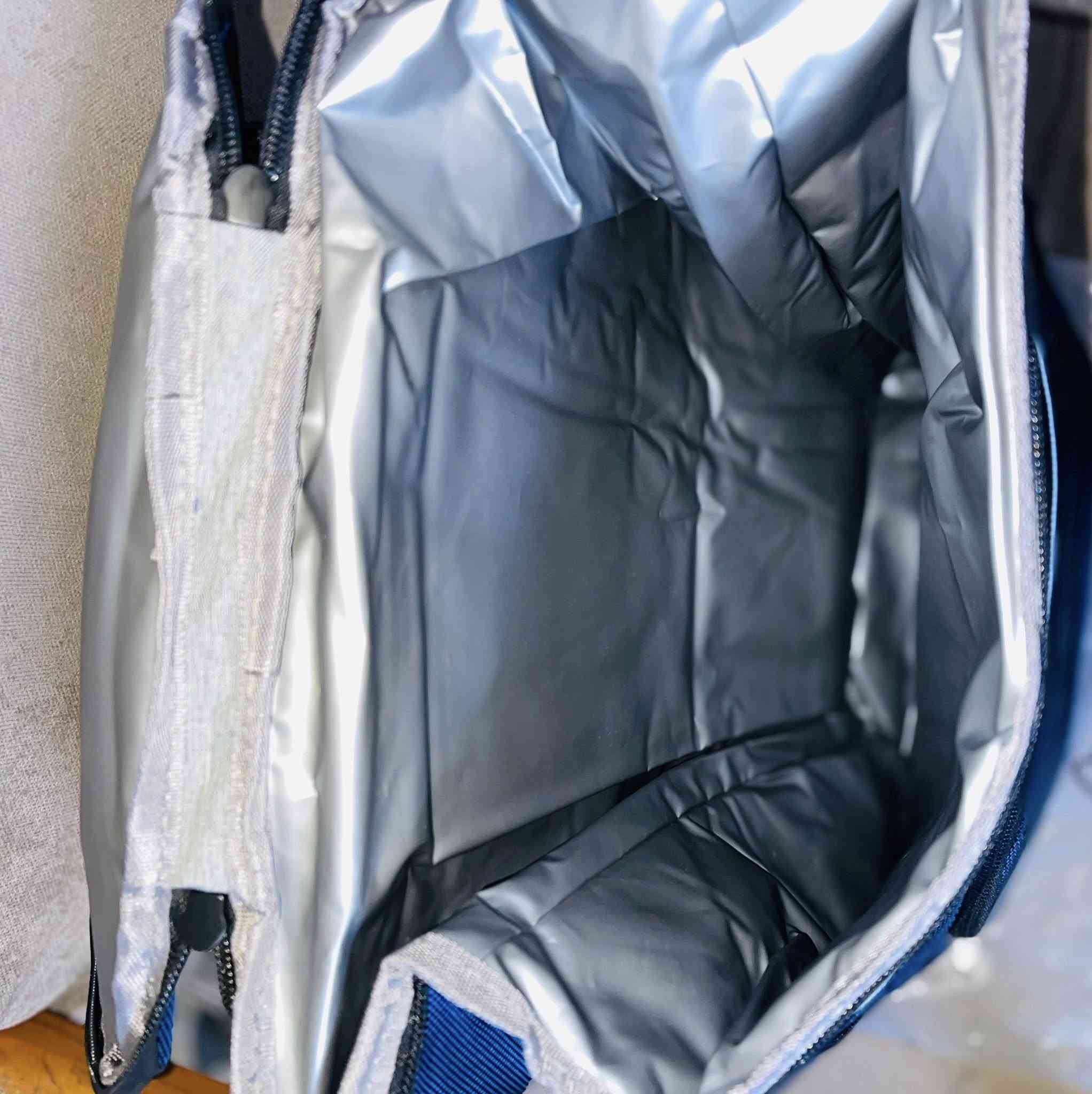 حقيبة تبريد (Cooler Bag) على شكل حقيبة ظهر 🎒❄️
مثالية للطلعات والسفر والدوام

✨ المميزات:
 • عزل حراري قوي يحافظ على البرودة والحرارة لساعات
 • حجم مناسب ويا سعة مرتبة
 • بيها جيوب خارجية للتنظيم
 • مريحة للحمل على الظهر
 • خامة قوية وعملية

👍 مناسبة لـ:
رحلات، حدائق، دوام، حفظ العصاير والمي والأكل


**إذا كنت صاحب هذا الإعلان وتريد حذفه لأي سبب، رجاءا أرسل رسالة إلى الدعم الفني**