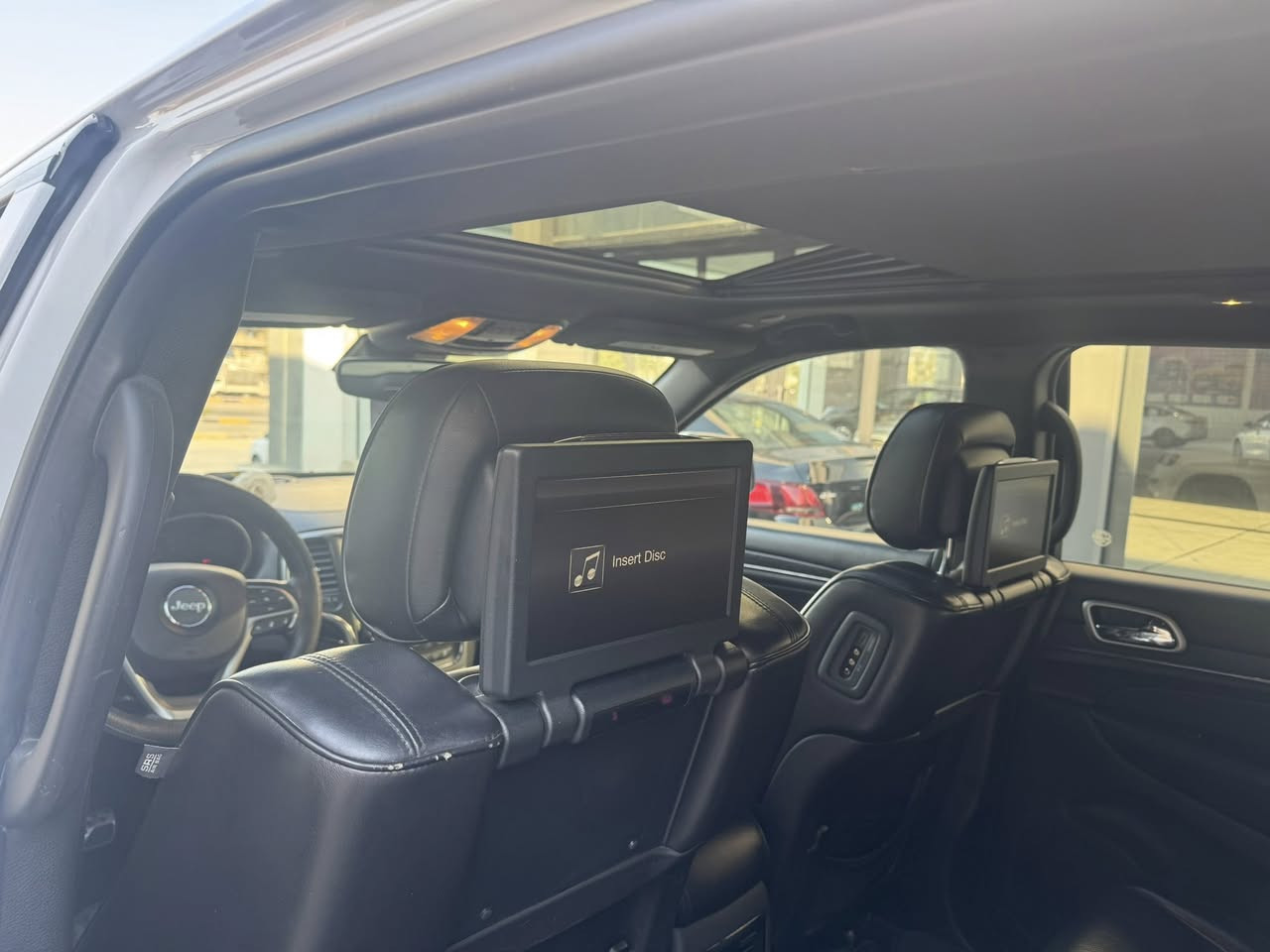 للبيع جيب موديل 2018
لميتد اكس "يعني اعلى فئه بالجيب وطبعن السياره جكات و3 شاشات كشن تبريد والسياره 6سلندر وفول الفول من الاخير ما حاجه اكتب مواصفاتها الي يعرف بيها هو يعرف مواصفاتها السياره كلين تايتل من الدعاميه للدعاميه سعر 3 دفاتر وبيها مجال للشراي 
للاستفسار ***********
او ***********
