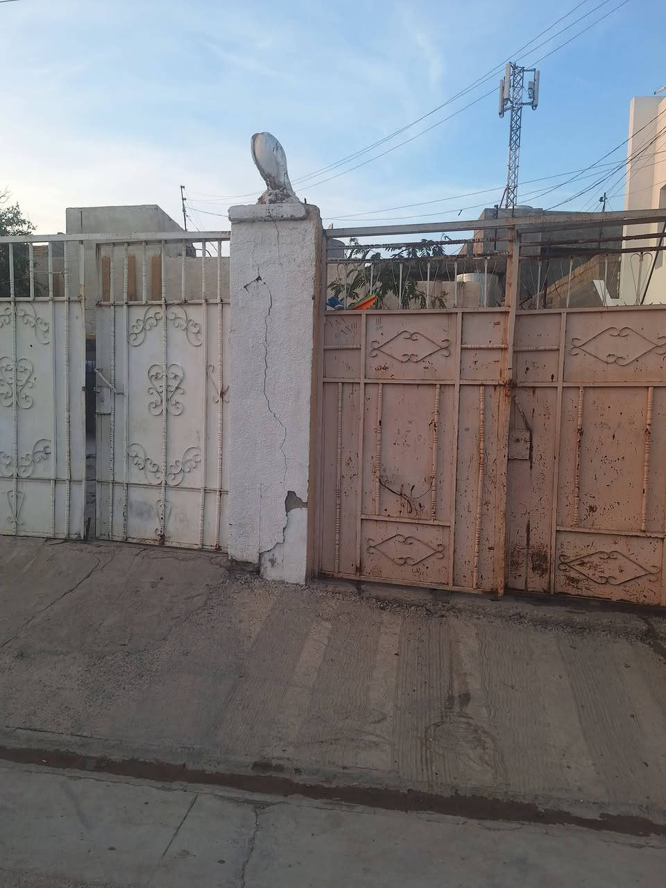 للبيع دار طابو صرف مساحة ٣٧٥ م٢ خلف دائرة الزراعة في طوز خرماتوا بيت قديم متهرء مراجعة مكتب السرور للعقار ***********
