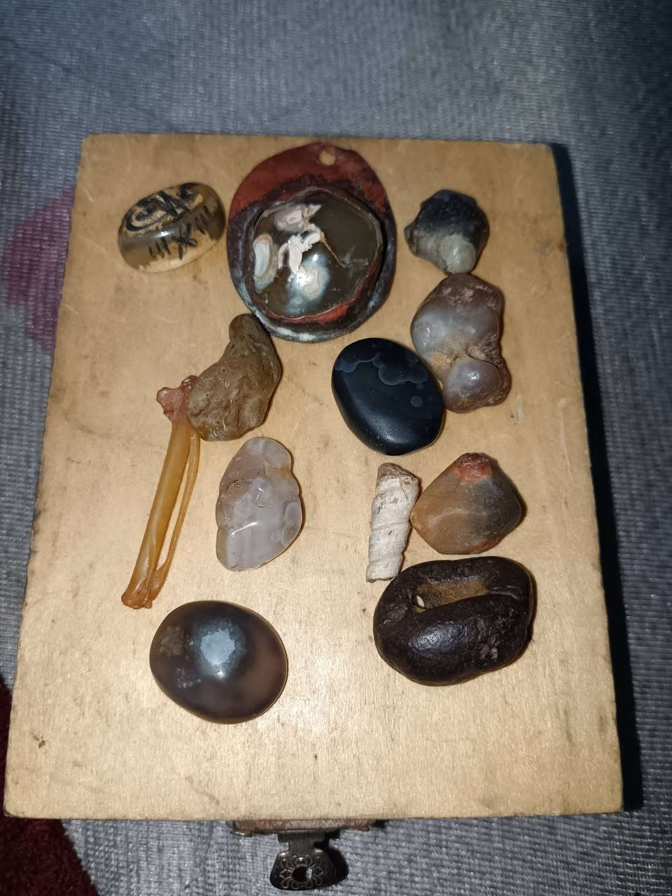 احجار للبيع متنوعه شرط اصلي وقديم مال ملاكط  سعر ٢٠٠ الف تواصل خاص او على رقم *********** بغداد
