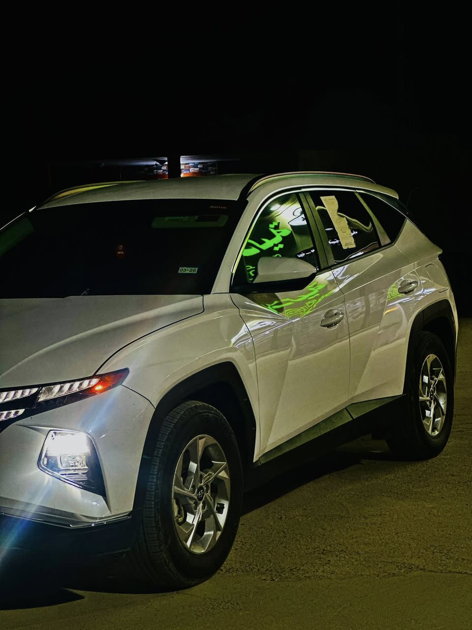 للبيع: هيونداي توسان SEL موديل 2024 (بحالة شبه الزيرو)
المعلومات الأساسية:
• الموديل: 2024.
• الممشى: 7,000 كيلومتر فقط.
• اللون الخارجي: أبيض (White).
• الداخلية: مقاعد جلد فخمة باللونين (البيجي المطعم بالأسود)، المزيج الأكثر رغبة وفخامة.
المواصفات التكنولوجية وأنظمة القيادة:
• نظام Push Button Start (بصمة تشغيل) مع خاصية Remote Start (تشغيل عن بُعد).
• Electronic Parking Brake (هند بريك كهربائي) مع خاصية Auto Hold.
• Drive Modes (مودات قيادة متعددة: Normal, Sport, Eco, Smart).
• Smart Cruise Control (رادار المسافة وتثبيت السرعة الذكي بين السيارة الأمامية والخلفية).
• Proximity Keyless Entry (دخول ذكي مع ترحيب عند الاقتراب من السيارة).
• Smart Power Tailgate (جنطة كهرباء ذكية).
• Wireless Charger (شاحن لاسلكي) مع منافذ شحن USB Type-C سريعة أمامية وخلفية.
الإضاءة والأنظمة الذكية:
• LED Daytime Running Lights (لدات أمامية مخفية بتصميم عصري).
• نظام Blind Spot Detection (رادار النقطة العمياء).
• نظام Lane Following Assist (المحافظة على المسار والقيادة شبه الذاتية).
• High Beam Assist (نظام التحكم التلقائي بالإضاءة العالية).
الحالة الميكانيكية والصيانة:
• السيارة مخدومة بتبديل دهن من الوكالة الأصلية نوع Motul (موتل)، الدهن يخدم لمسافة أكثر من 6,000 كيلومتر مع الضمان.
• السيارة مكفولة كفالة تامة من أي نقص وجاهزة للاستخدام الفوري.
تفاصيل الحادث والضرر (بكل شفافية):
• الحادث ناتج عن (سرقة وتخريب)، والسيارة مكفولة من الضربة القوية ومن الشاصي واللغود.
• جميع أغراض الشركة أصلية وراجعة مع السيارة (الراديتر، البدنة، البرانكيت، الجاملغ)، فقط تم تبديل البنيد بقطعة أصلية وبنفس لون الشركة.
• نظام الايرباك: جميع الايرباكات سليمة 100% (All Airbags Intact) عدا ايرباك الدركة (المقود) فقط.
💰 السعر المطلوب: [190 وبيها مجال ]
📍 الموقع: [بابل]
📞 للتواصل والاستفسار: [***********]
