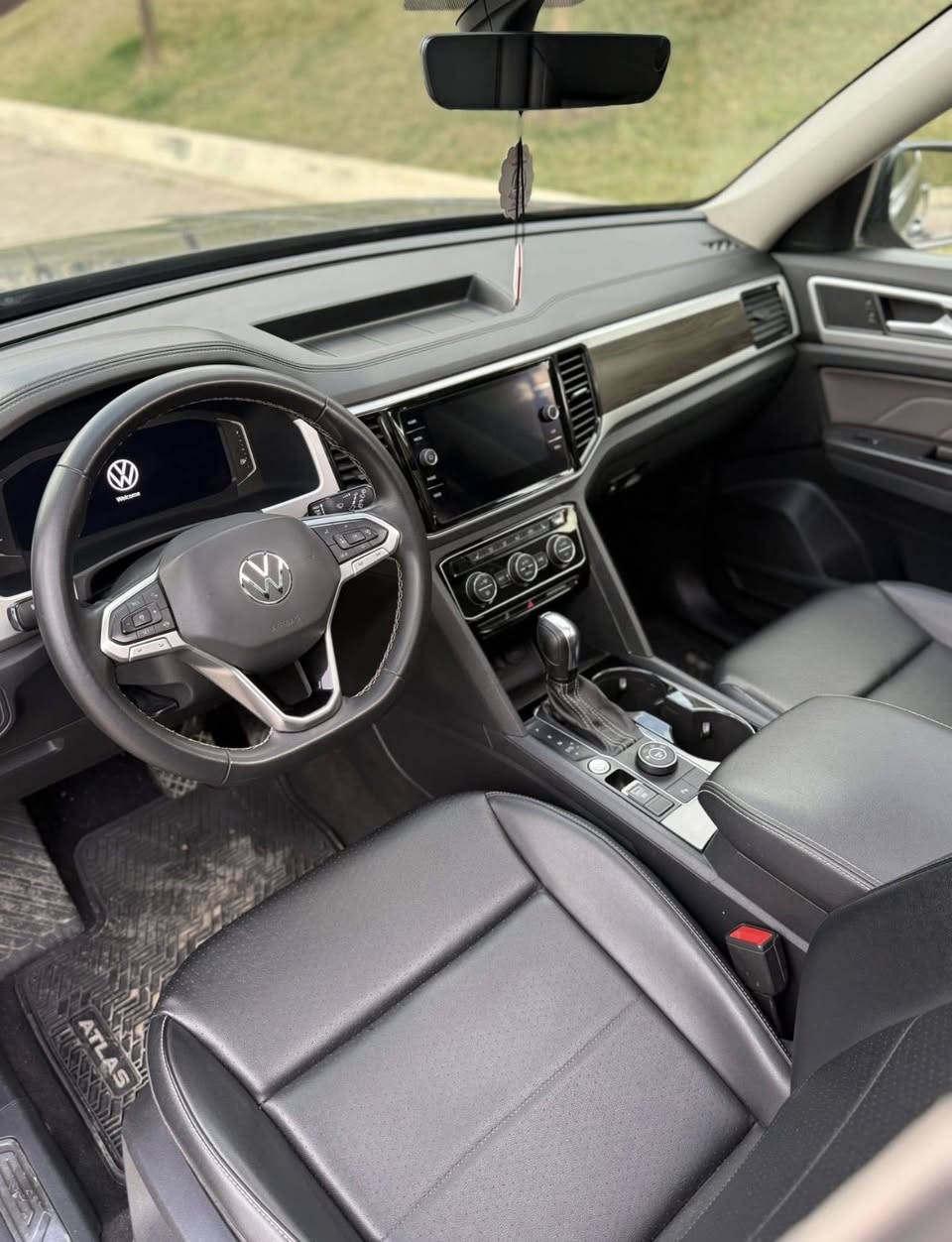 Atlas cross sport  se + 2023
حجم المحرك V6 سلندر (3.6L)
عداد المسافة 30  الف
ضرر : بوند و جاملغ صبع و جاملغ Pdr 
5 راكب
بصمة تشغيل
بصمة أبواب
تشغيل عن بعد (Remote Start)
صندوق شفط كهربائي
فتحة سقف بنرامه 
رادار أمامي (تحديد مسار)
رادار جانبي (نقاط عمياء)
رادار خلفي (تحذير من الاصطدام)
كاميرة
تحكم وضعيات القيادة Drive Modes
تبريد مركزي لمس
كشنات جلد+تدفئة
هاند بريك بصمة
Android Auto 
Apple Car Play
مانع انزلاق+ABS
شاشة كبيرة لمس
حساسات خلفية+ كاميرا 
تحكمات استيرن
اوتو ستارت Auto start 
اوتو ستوب Auto Stop 
وبقية المواصفات المعروفة
سنوية جديدة 
*********** موجود واتساب
***********
