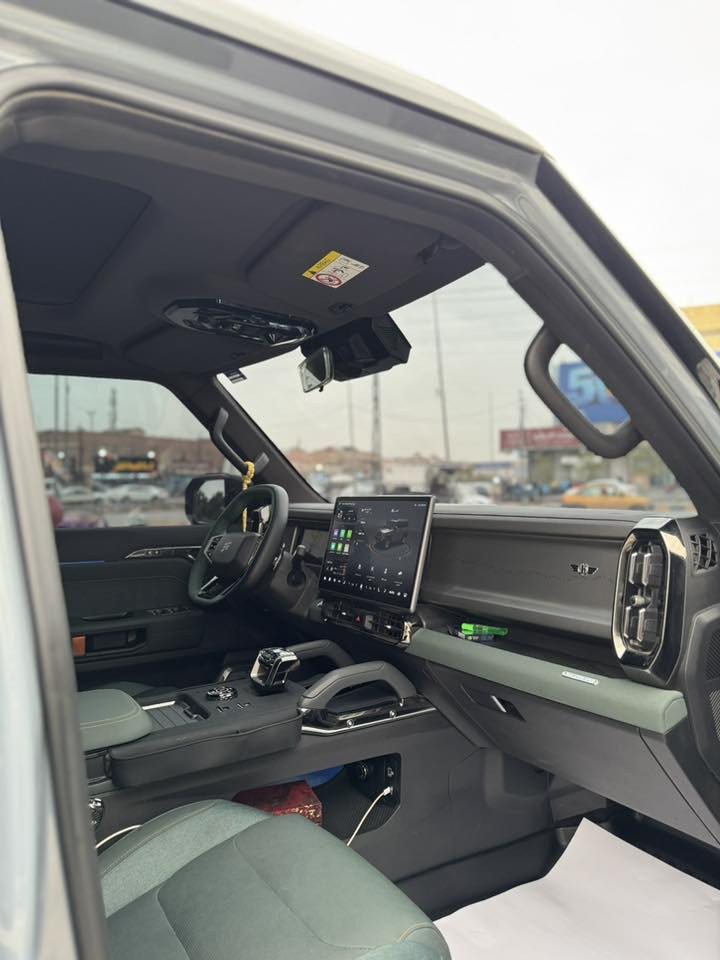 سلام عليكم للبيع جيتور T2
 فول مواصفات 
سيارة جديدة جدا ماشية37 ألف كم فقط 
المواصفات  
داخل السيارة زيتوني وكشنات جلد وحزام برتقالي
بانوراما 
حساسات امامي خلفي
كامرات 360 
تبريد قطعتين 
شاشة عرض حجم كبيرة 
ثلاجة 
تشغيل عن بعد وبصمة عدد 2 
انعكاس الشاشة 
منفذ 4 USB
مصابيح LED كافة السيارة
ناقل حركة 7 سرعات
منفذ تايب سي
اوامر وتحكمات كامل صوتية
مثبت سرعة +قياده ذاتيه
 2000 تيربو 
كشنات ترحيب عند فتح الباب وكهرباء 
تبريد كشنات 
حساس طهول المطر 
مراقبه قياس الماء للسياره 
وضعيات قياده متعدده نورمل سبورت ايكو صخور ثلج وغيرها
شاشه تدعم اندرويد اوتر وكاربلاي
صندوق شفط
وبعد هواي مواصفات بيهه 
نظام مراقبة ضغط الاطارات
ضمان 6 سنوات للسيارة و10 سنوات للمكينة والكير 
السيارة ماشية 37 الاف

عنوان السياره نجف *********** 
السعر 40 مليون وقابل للتفاوض
