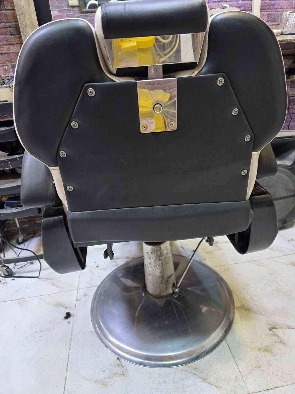 غراض محل حلاقه للبيع للاستفسار *********** مكاني بغداد البياع
