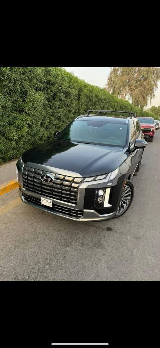 السعر.  370$ 
للتواصل *********** 📞☎️
معلومات السيارة 👇🏻
حادث.  كما موضح بصوره دعاميه فقط بدون دواخل و بدون ارباگات 

Hyundai Palisade موديل 2024 فئة 
كولكرافي فول موصفات 
هاي مواصفاتها

    محرك V6 سعة 3.8 لتر
* قوة 291 حصان
* عزم 262 lb-ft (حوالي 355 نيوتن)
* جير أوتوماتيك 8 سرعات
* دفع رباعي HTRAC AWD ستاندرد بالنايت إديشن (مو دفع أمامي)
* وضعيات قيادة: Comfort / Sport / Smart / Eco
* وضعيات للثلج والسحب: Snow Mode + Tow Mode
* 7 ركاب (كرسيين كابتن بالنص)
* شاشة عدادات رقمية 12.3 إنج
* شاشة معلومات وسطية 12.3 إنج
* الكشن يحتوي على مساج 
* نظام صوت Harman Kardon قوي بـ 12 سماعة
* سقف بانوراما مزدوج
* تبريد + تدفئة للمقاعد الأمامية والخلفية
* مقود مدفأ
* شحن لاسلكي للموبايل
* تشغيل بصمة/زر
* إضاءة داخلية Ambient
* مراية وسطية رقمية (كاميرا)
* كاميرات 360°
* 6 كامرات
* مع داش كام بلادي 
* Parking Assist وصف ذاتي أحياناً حسب السوق
* ذاكرة للمقاعد
* ستائر خلفية كهربائية ببعض النسخ  

الأمان والسلامة

* رادار أمامي
* مثبت سرعة ذكي (Adaptive Cruise)
* Lane Assist (يبقيك داخل المسار)
* Blind Spot Monitor (تحذير النقطة العمياء)
* فرملة طوارئ تلقائية
* كاميرات 360
* حساسات أمامية وخلفية
* تنبيه حركة خلفية
* مراقبة انتباه السائق
* Airbags كاملة للصفوف الثلاثة
* تقديم وتأخير من رمونت
* سيارة رقم بغداد ماشيه 40الف
* شاشه معربه بغداد, العراق
