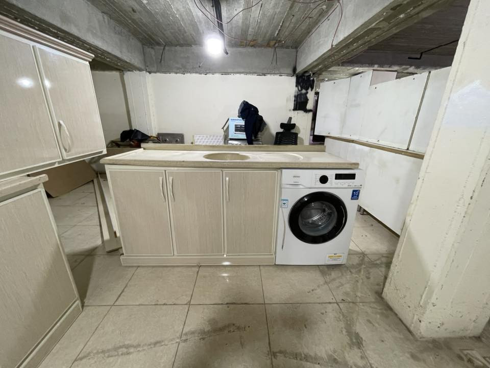 كاونتر المتيوم ماركة سارا نظيف اخو الحديد
كله مرمر
 جوكر يترتب حسب اي مطبخ
قياسه العمق 60سم
والسنك متر و80
وضلع الچبير 4و14سم
سعره مليون و250
توصيل مجاني من سليمانية لبغداد وديالى وصلاح الدين وكركوك
***********
اتصال واتساب 
@
