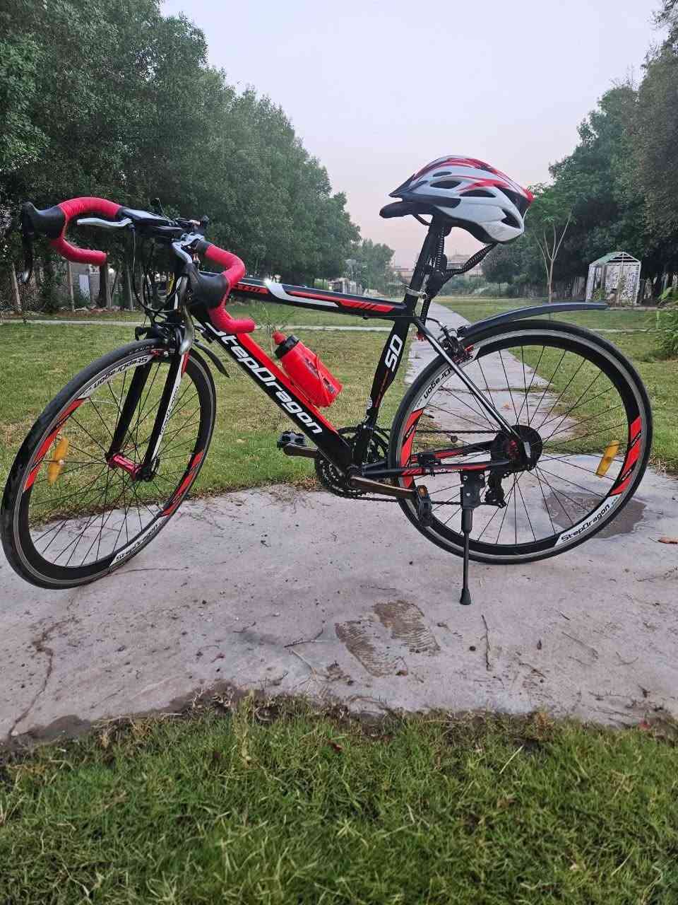 للبيع بايسكل سباق (رود) تايواني  StepDragon بحالة ممتازة وشبه جديد! 🔥🚴‍♂️
البايسكل نظيف جداً وجاهز للاستخدام مباشرة، وهذه كامل تفاصيله:⚙️
 :السيستم: شيمانو (Shimano) 7×3 سرعات

 ⚙️الصينية الأمامية: قياس 50 سن للسرعات العالية 

⚙️💥نظام الكوابح: 4 بريكات لتحكم وأمان عالي جداً 🛑⚓✨ الحالة والنظافة:نسبة النظافة: 99% (أخو الجديد) ✨ 

المكان: (بغداد) 📍للتواصل والاستفسار فقط واتساب ما متوفر ماسنجر 
: (***********) 📞📩
