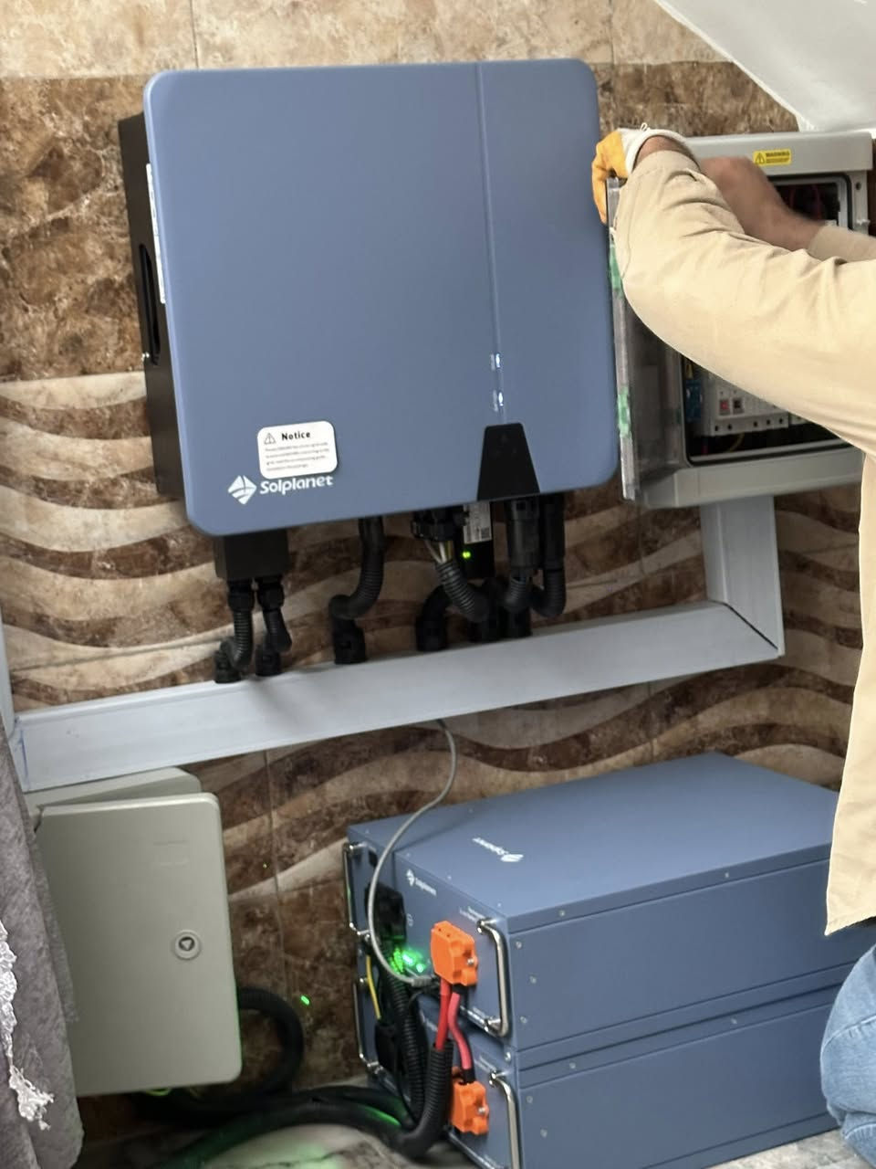 تم بحمد الله 🌞 تركيب منظومة طاقة شمسية في بغداد منطقة الحبيبيه من قبل الكادر الفني لشركة ارض الرواند 
باستخدام أحدث التقنيات وأعلى معايير الأمان والاعتمادية ✅⚙️

    

📍 الموقع: بغداد الحبيبيه 
🔋 البطاريات: 5k عدد 2 نوع Solplanet ضمان ١٠ سنوات استبدال 

⚡ الإنفيرتر: 6k Solplanet ضمان ١٠ سنوات استبدال 

☀️ الألواح: 8 الواح ايكوx10 

🔌 البورد: ATS مع بارد منفصل لزيادة الأمان والتنظيم

💡 منظومة متكاملة لتوليد طاقة نظيفة وآمنة تغذي الموقع بثبات وكفاءة عالية 

 #الطاقة_النظيفة #ATS
📞 للاستفسار والطلب📲
   ***********
📍 العناوين:
🏙️ بغداد – شارع الصناعة – فلكة رئاسة الجامعة التكنولوجية
