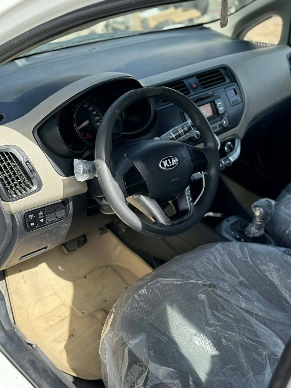 سلام عليكم كيه ريو ١٦ السعر 42 
 كصه جنطه  دخول جديد متومه رقم وسنويه طبق الاصل سياره جاهزه من كلشي وكلشي شغال كير ومكينه بل كارتون تخم تاير حداديه كهربائيات باتري كله جديد تتفئه تبريد غرفه جديدة داخل  نضيف مكانه نجف تواصل عن طريق ***********
