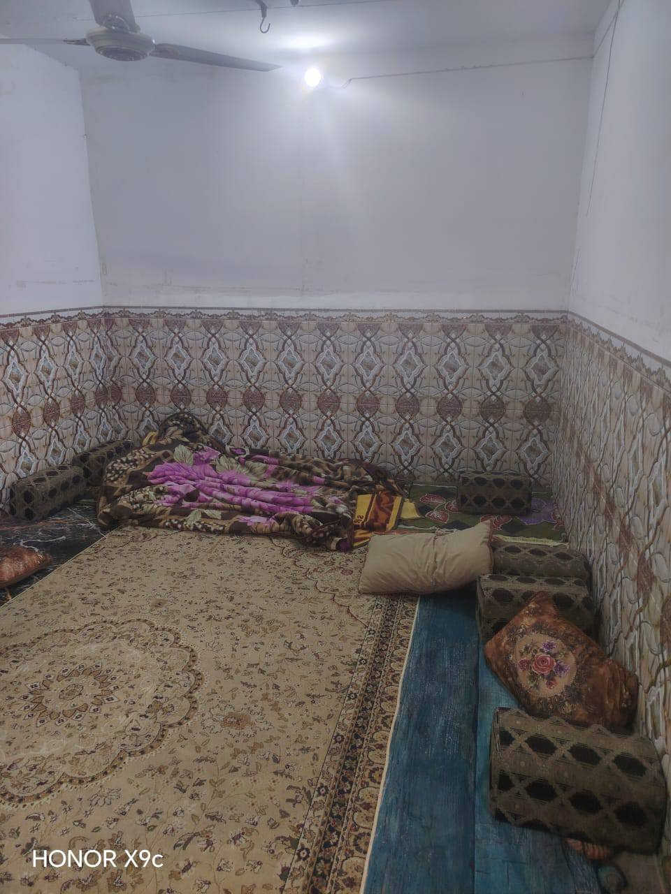 ب48 مليون مع المجال للمشتري 
سلام عليكم ورحمه الله وبركاته 
دار سكن للبيع مساحه 200متر طابو زراعي سند 25 بناء بلوك الأساس صب كونكريت السقف عكاده مشمول بلتطويب 
ثلاث غرف نوم صاله مطبخ حار ومطبخ بارد استقبال تخاريج داخليه و خارجيه ساحة دار درج بيتونه عايز تشاريف فقط السطح جاهز فرشي العنوان الكوفه ناحيةالبراكيه قرب شارع المطار القديم شارع سيد حبيب للتواصل معنا *********** ابو سلطان للعقار نستقبل عروضكم وطلباتكم العقارية وتساب ***********
