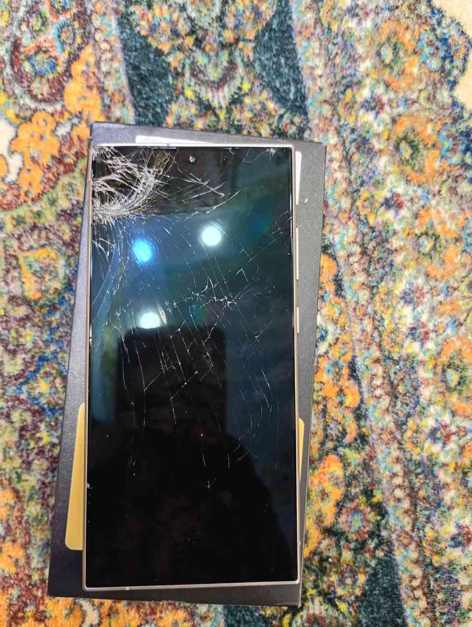 السلام عليكم اخوان S24 الترا 
الضرر مو ضح بل صور الجهاز كان مكفول سباقآ 
تجي تاخذه من البيت تاخذه اتصلح انطيك الرمز الغي الجيميل وتفرمت تاخذه فارغ 
مكاني حي بغداد واتساب
***********
احترم جميع الاراء
قيم بل الي يرضه الله 
بيع او مراوس
