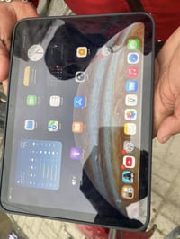 ايباد ١١ العادي بعده بلضمان كلشي موضع بلصور وتكدر تشوفة رايده ب ٣٧٥ ال...