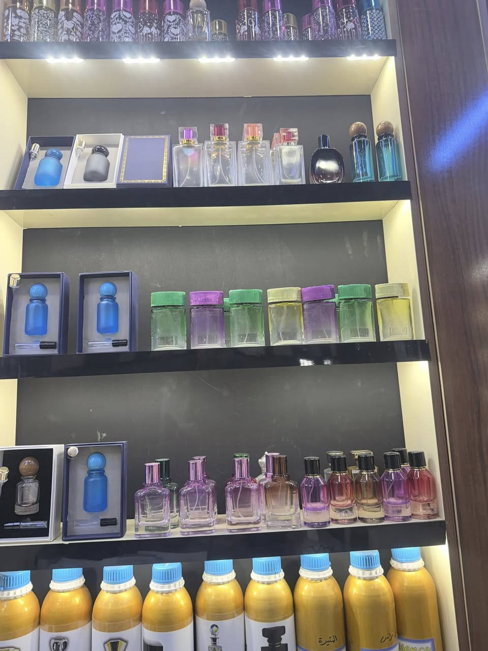 سلام عليكم رفوف وفترينات البيع ***********

