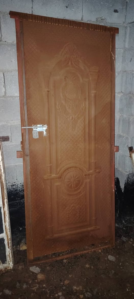 للبيع باب حديد هيه والجرچوبه بيه نفشات وحديده ثقيل 
مع شباك مال تفليش حديد ثقيل مع جامات كامل 
مع شيلمانات كل وحده متر وربع مع شباك متر بمتر ثاني بدون جام 
للبيع يفيدنك اذا تريد تسوي مزرعه مغاسل خارجيه غرفه 
سعرهن كلهن 70 وبيهن مجال ديوانيه طريق السنيه السياحي تفاصيل اكثر خااااص


**إذا كنت صاحب هذا الإعلان وتريد حذفه لأي سبب، رجاءا أرسل رسالة إلى الدعم الفني**