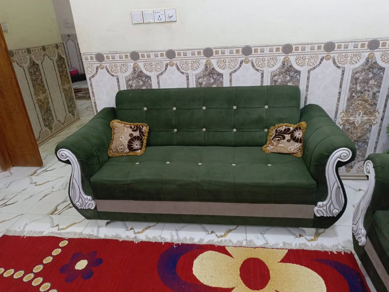 سلام عليكم البيع قنفاة نضيفات العنوان البصرة قضاة المدينة حيء الشهداء رقم الهاتف ***********
