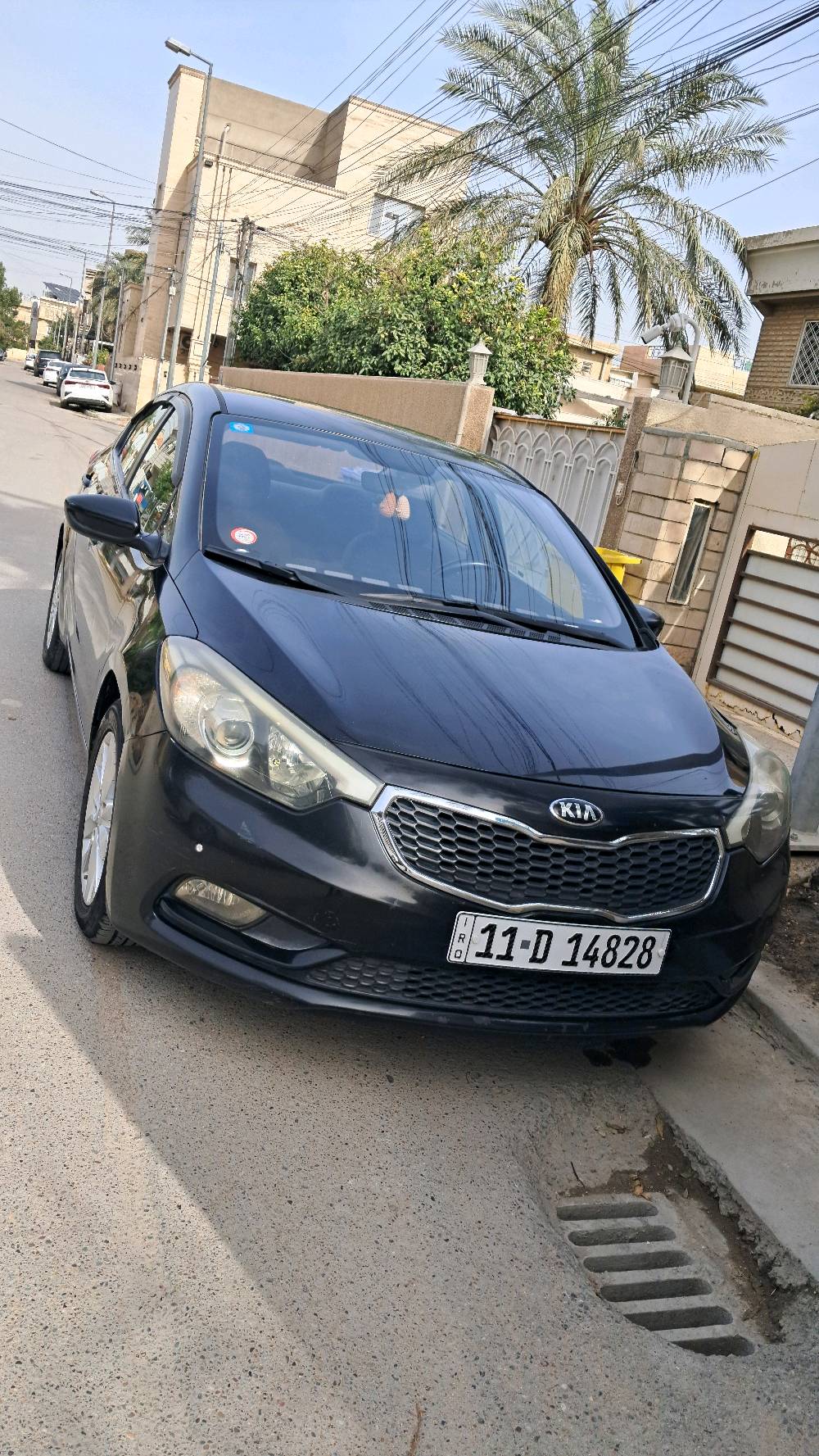 السلام عليكم ورحمة الله كيا سيراتو للبيع وكالة الشركة الدوليه  موديل2015 نظافة السياره شوف العين والفحص أن شاء الله عندي بيها باب الخلفي الأيمن بدلته أباب أصلي أثر شخط نافذ وطلقه بالقمارة بيها والسونار موضح كلشي كير مكينه جيد جدآ مكفولات من الفتح تخم تاير جديد السياره ماشيه 156الف كم السنويه بأسمي مكاني بغداد حي الجهاد السعر 113$وبها مجال بسيط للأستفسار الاتصال بالرقم ***********