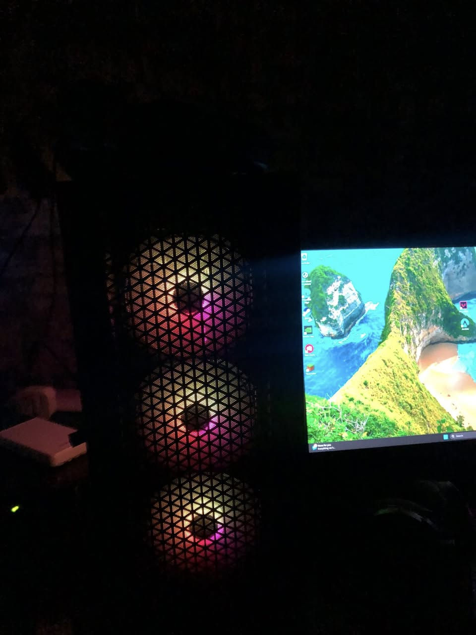 💻 كمبيوتر ألعاب / تصميم للبيع – أداء قوي
للبيع جهاز كمبيوتر بمواصفات ممتازة يشغل أحدث الألعاب والبرامج بسلاسة:

🔹 المعالج: AMD Ryzen 5 5500
🔹 كرت الشاشة: RTX 3060 Ti
🔹 الرام: 16GB (8×2) T-Force بسرعة 3200MHz CL16

🔹 التخزين:
 • SSD نوع M.2 سعة 1TB
 • HDD سعة 1TB

🔹 اللوحة الأم: ASUS Prime B450 Plus
🔹 مزود الطاقة: Thermalright 600W
🔹 الكيس: Xigmatek بتبريد ممتاز وشكل أنيق

✅ مناسب للألعاب القوية والتصميم والمونتاج
✅ أداء سريع ومستقر

📍 الموقع: حي الخضراء
💰 السعر: 950 (قابل للتفاوض البسيط)
📩 للتواصل خاص

لو تبغى نسخة أقصر للإعلانات السريعة، أجهزها لك.


**إذا كنت صاحب هذا الإعلان وتريد حذفه لأي سبب، رجاءا أرسل رسالة إلى الدعم الفني**