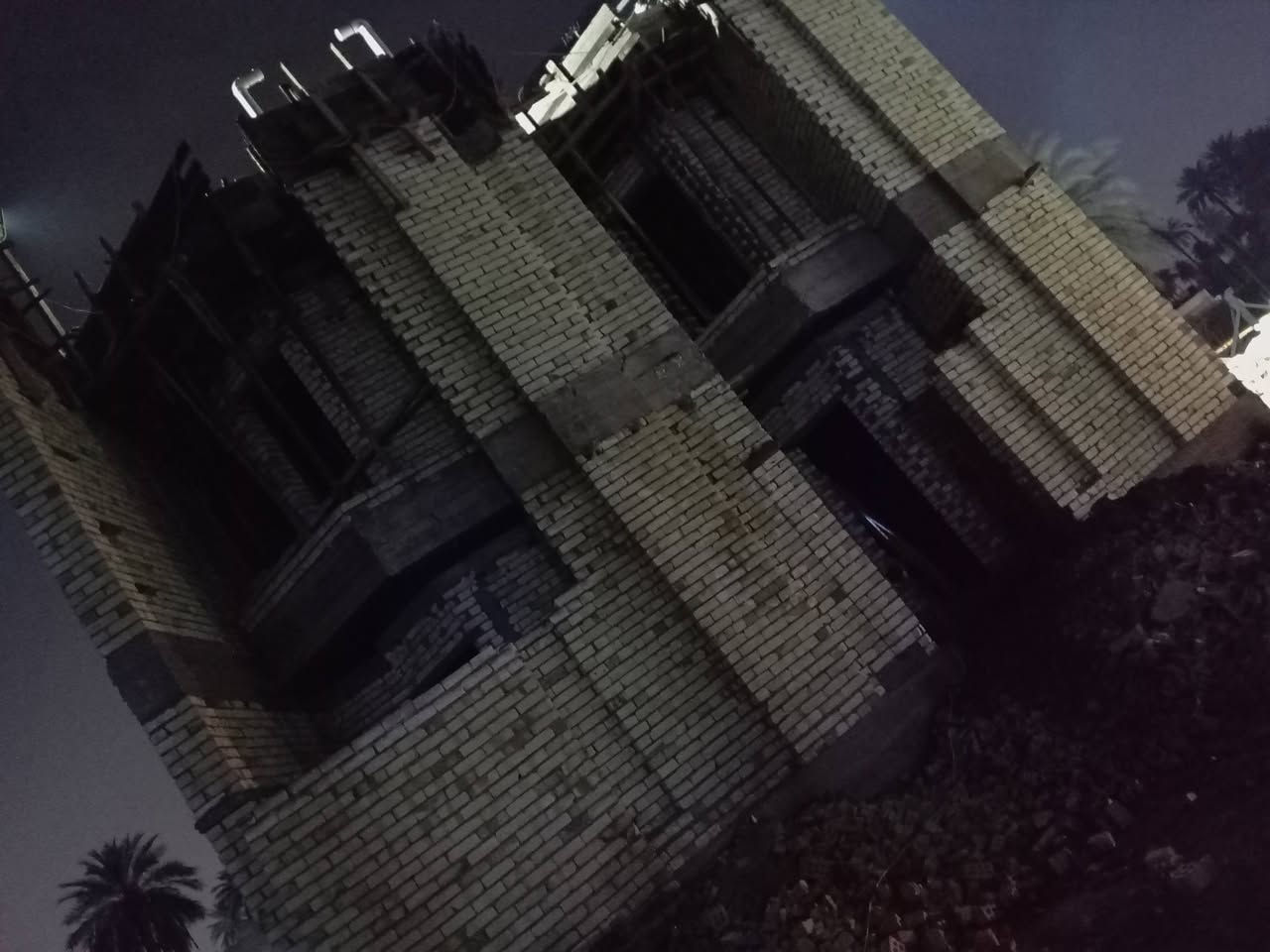 السلام عليكم يوجد بيتين هياكل كل بيت مساحة ١٠٠ متر سند ٢٥ يحتوي على ٤غرف نوم كل غرف سويد فول مواصفات بناء طابوك تصمصم حديث الفحامه بستان الكبيسي شارع ١٠متر ثاني قطعه من شارع ١٦ *********** ***********
