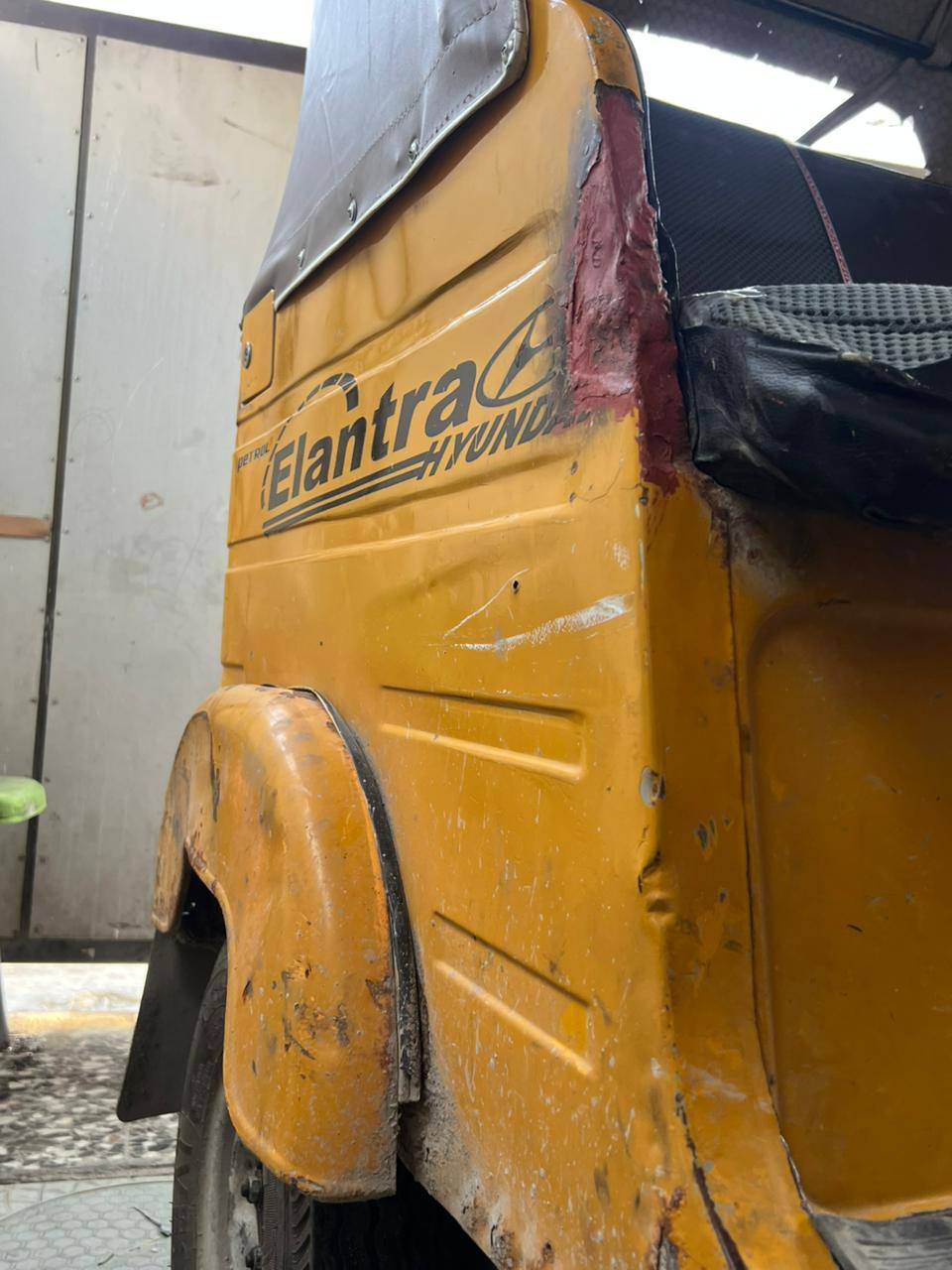 السلام عليكم تكتك موديل 19 شهر ال 11 اوراق اصويله مكفولات شرط للترقيم نقص بس ورقه مكينه ناااعمه ترايهه كلش حلوه مدوشمه وكامله كهربائيات كلهه شغاله  بيهه صبغ شي قليل كلش السعر 4250 وبيهه مجال بسيط حك جيه فقط العنوان بغداد البياع تقاطع درويش للستفسار شراي يتصل ويدلل ***********
