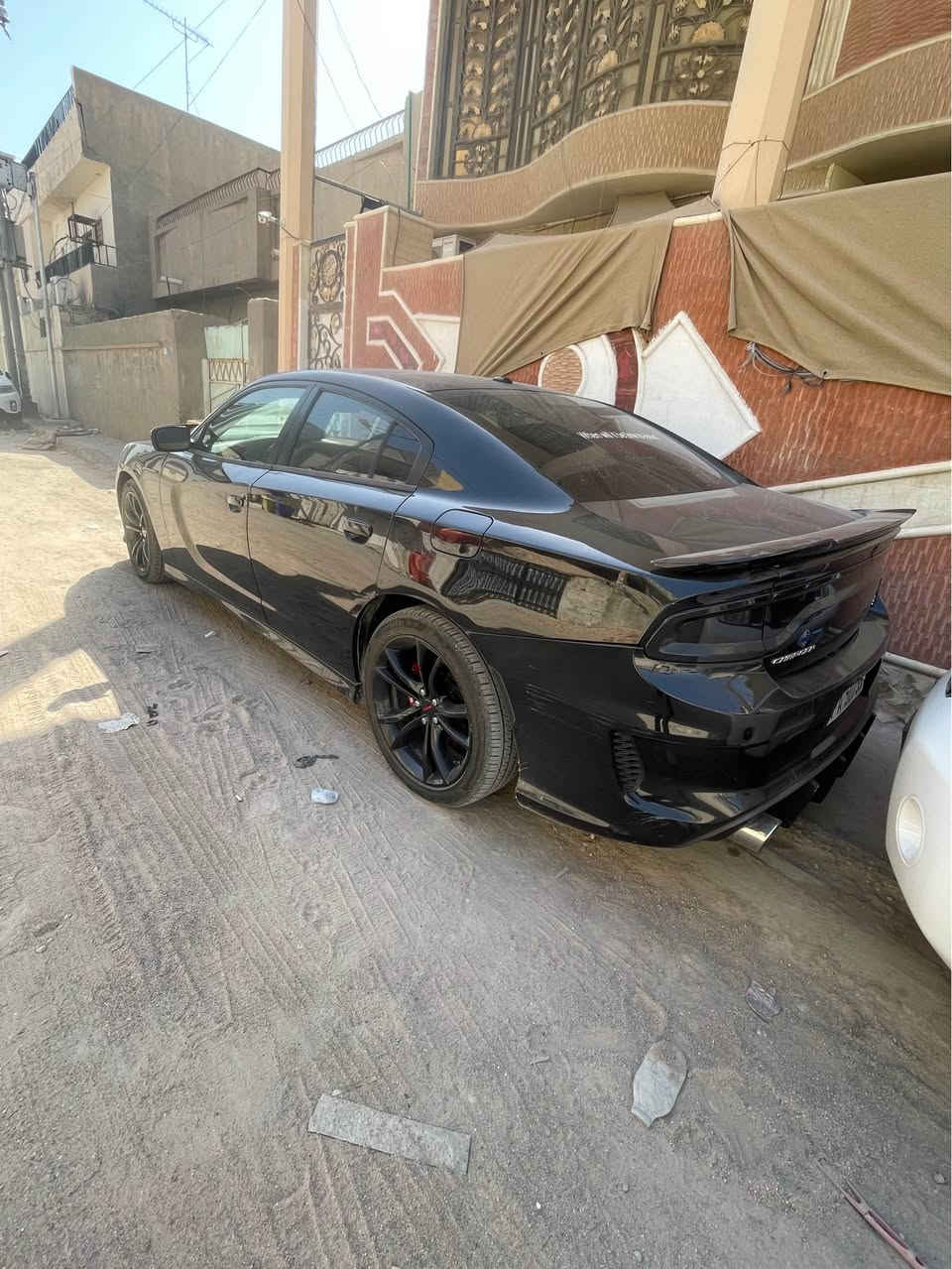 جارجر 2018 وارد كندي 
 حادثه صندوق تبديل قطعه اصليه وحوض بيه تعديل
 سياره بيه باردات شوف العين
 سياره عليه كت كامل (SRT) 
بس هيه فئت sxt  
عليه بوابات تحكم ريموت 
سياره مبرمجه فانات يعني راسك بارد من الحماوه 
  سياره جديده مامشيه هواي بنسبه لمديله 170الف كيلو 
 تخم تاير جديد 
 حداده نص عمر 
 تو ويل مو فور ويل
*********** البصرة, العراق
