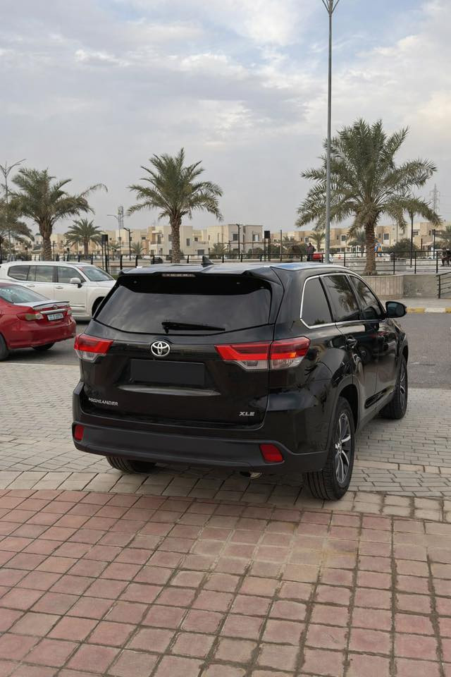 السلام عليكم 
تويوتا هايلاندر للبيع
موديل 2019
ممشى  ١١٢ الف  مايل 
مواصفات فول xle
فتحه
بصمه 
جنطه كهرباء 
كشنات VIB جلد
تحديد مسار
نقاط عمياء
رادار 
بردات خلفيه بلادي
تدفئ كشنات 
تحكمات ستيرن 
وبعد بيها مواصفات 
تقريرها موجود بل صور بنيد صبغ وجاملغ تعديل شويه بارد واكو بيها ملاحظات موضحه بل صور بدون تبديل بدون دواخل  فقط ايرباك ستيرن طاك مسستم
كير مكينه كهربائيات بشرط 
وبيها اضافات منضومه زنون واناره محيطيه 
رقم صلاح الدين تحويل ثاني يوم 
السعر ٢٢٥ $وبيها مجال 
مكان السياره صلاح الدين تكريت 
للاستفسار اكثر *********** واتساب
