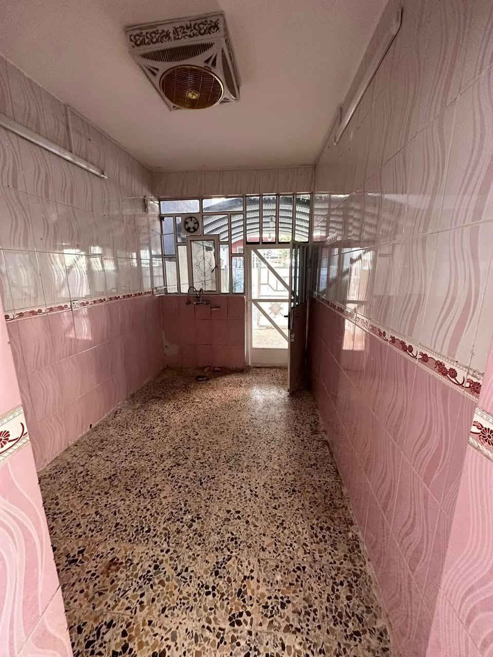 دار للإيجار مساحه 100م طابق واحد
يتكون من غرفه نوم + مطبخ + كراج + خدمات + استقبال 
الموقع الكريعات قرب الشارع العام نزله سامان المهندس
للاتصال ***********
