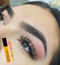 سيروم تكثيف • ماسكارا حواجب • كثافة وثبات