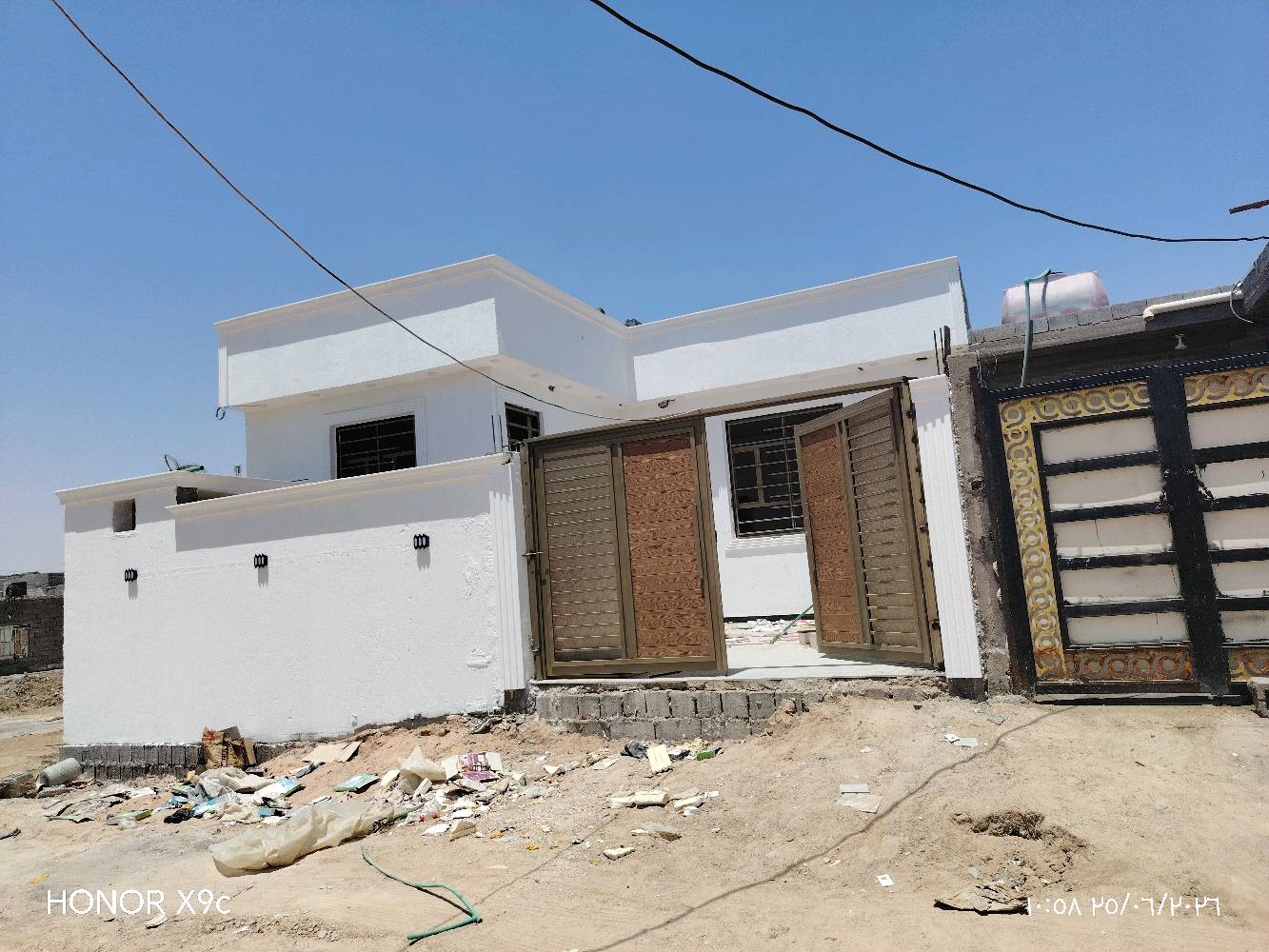 بيت للبيع في حمدان طابو زراعي 
مساحته 200 متر 
بناء درجه اولى 
يحتوي على غرفتين احداهما سويت
