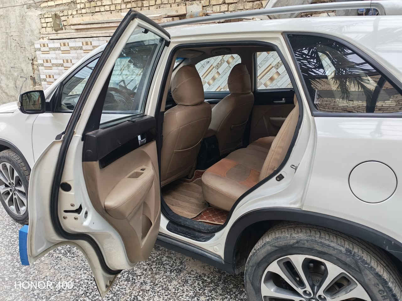 السلام عليكم.. 
سورنتو موديل 2014خليجي واسط ابيض الون  السيارةمكفولة. 
محرك( 4)سلندر2400نوع دوش المرغوب السعر 155وبيها مجال حك الجية.. للاتصال(***********)
