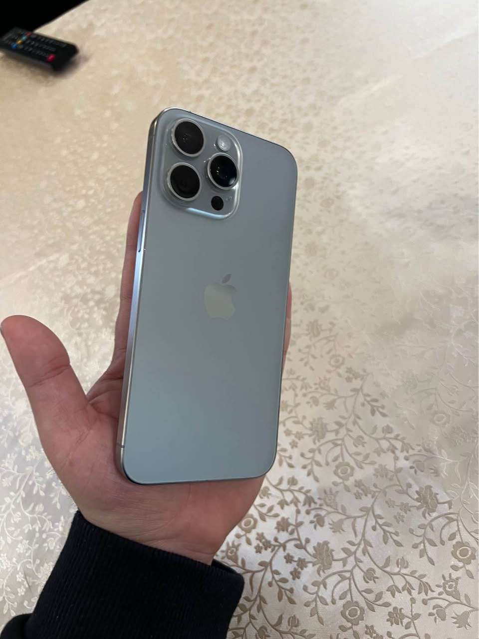 آيفون 15برو ماكس تيتانيوم نضافه فول فول 100/100 جديد. بس الضهر و الشاشة مغير اصلي ثلاث خيار التلفون جديد تفحص بعدين تأخذ  بطاريه 94 سعر 420$ بي  مجال بسيط
*********** أربيل, العراق
