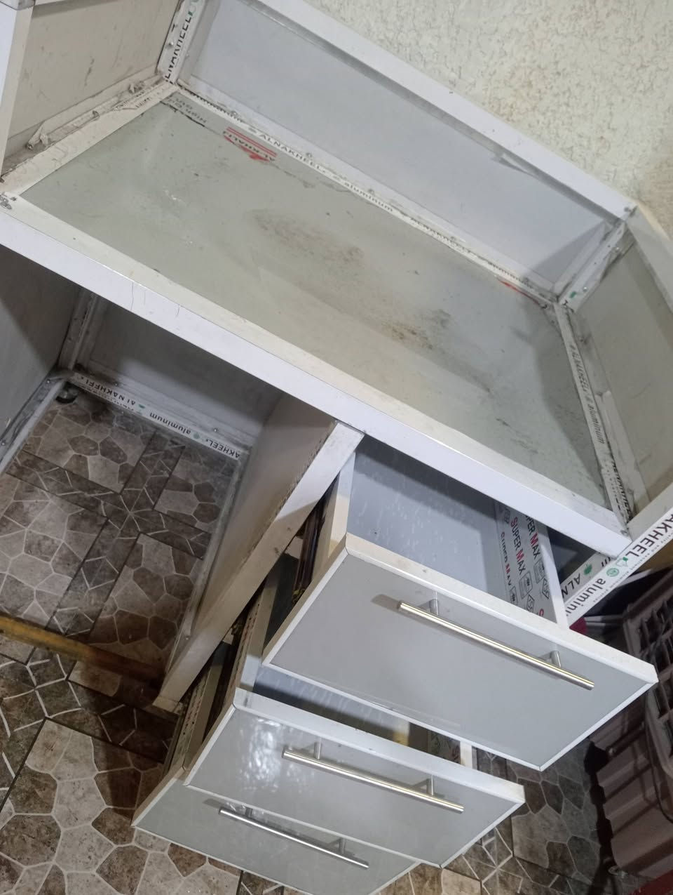 السلام عليكم ميز للبيع السعر 40 الاستفسار أو الرقم ***********
