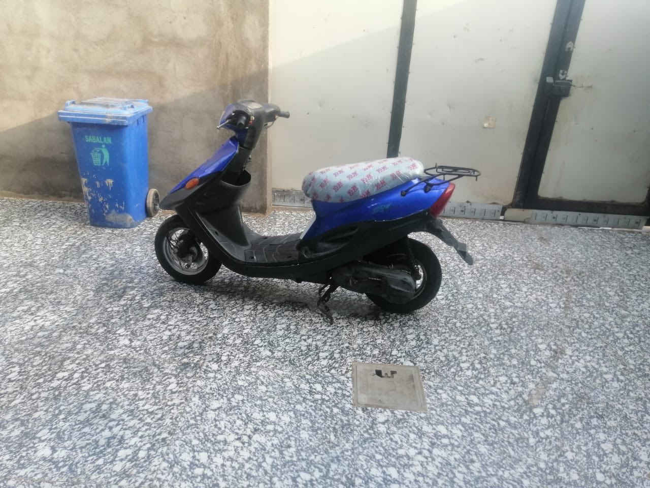 سلام عليكم دراجه تسع زروف للبيع دراجه نضيفه مرتبه كهربائيات كلها شغاله سلف  هندر اشاير هورن لايت كدام صطاب خلفي عينه كيلو متر كيج بانزين كلشي شغال بيها دراجه دكه وحده كدامكم نضافتها كلشي بيها بلاد مكاني بصره جزيره وانه خادم لشراي ***********
