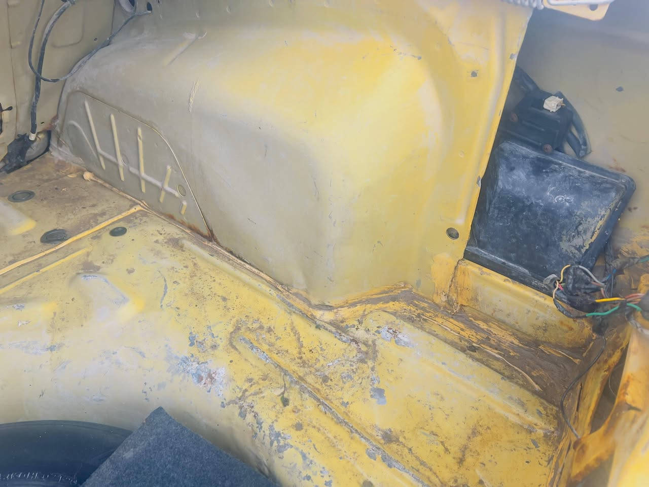 سلام عليكم سياره بيجو 405 للبيع موديل 16 مكينه وكير كفاله ولبدي شوف لعين تبريد ثلج تدفئه مكانه زبير المگصب  ***********
